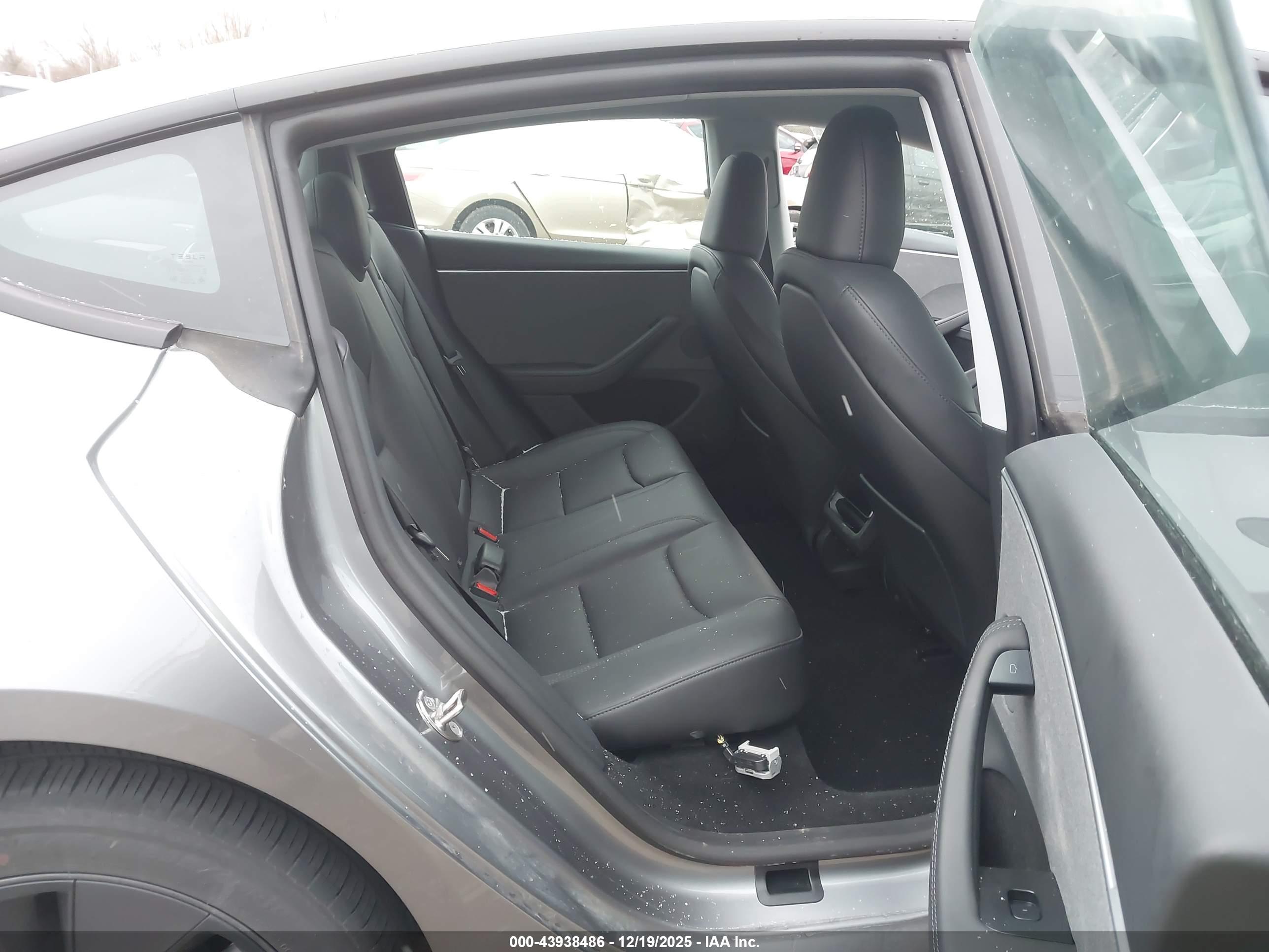 TESLA MODEL image 8