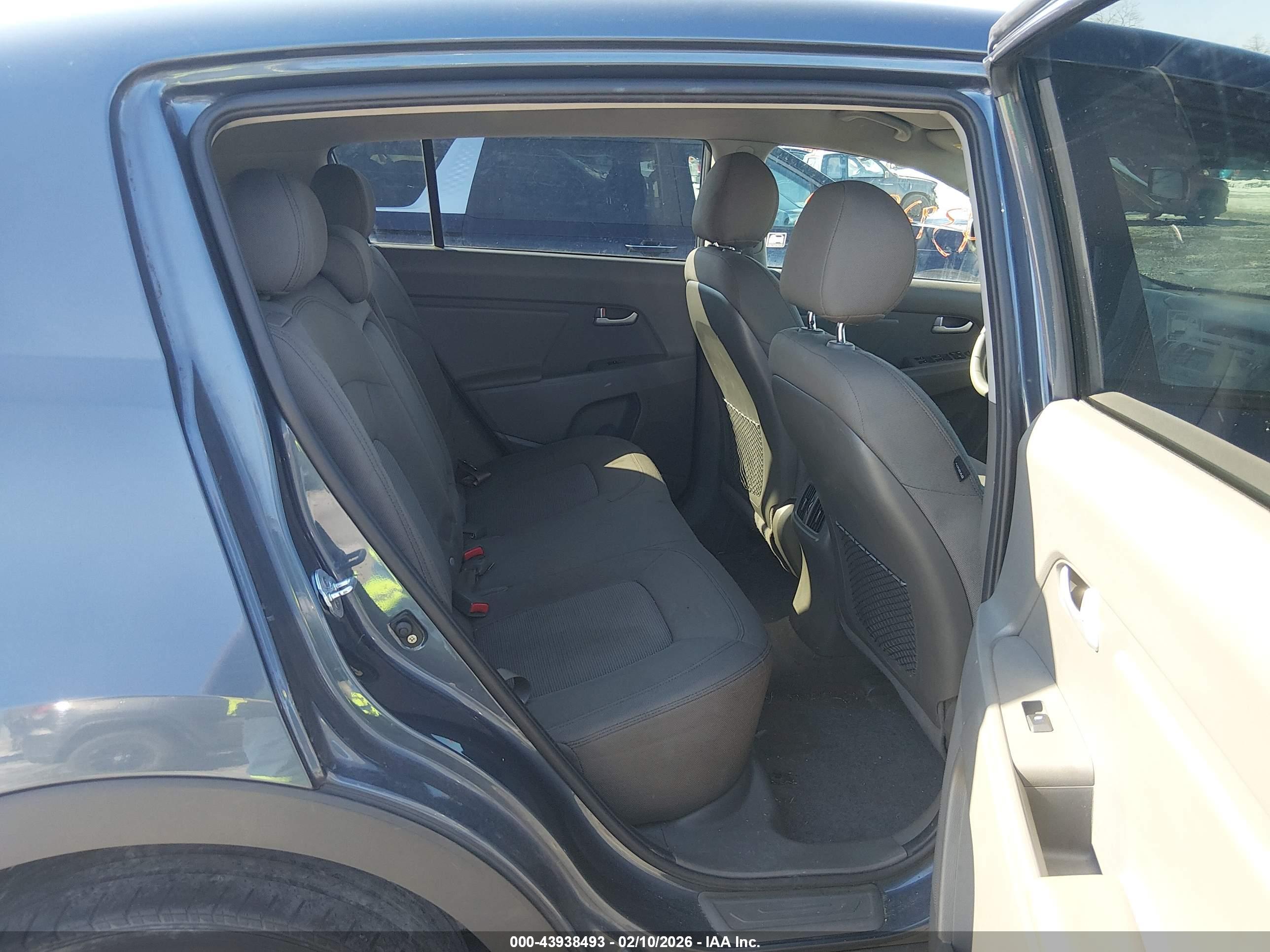 KIA SPORTAGE image 8