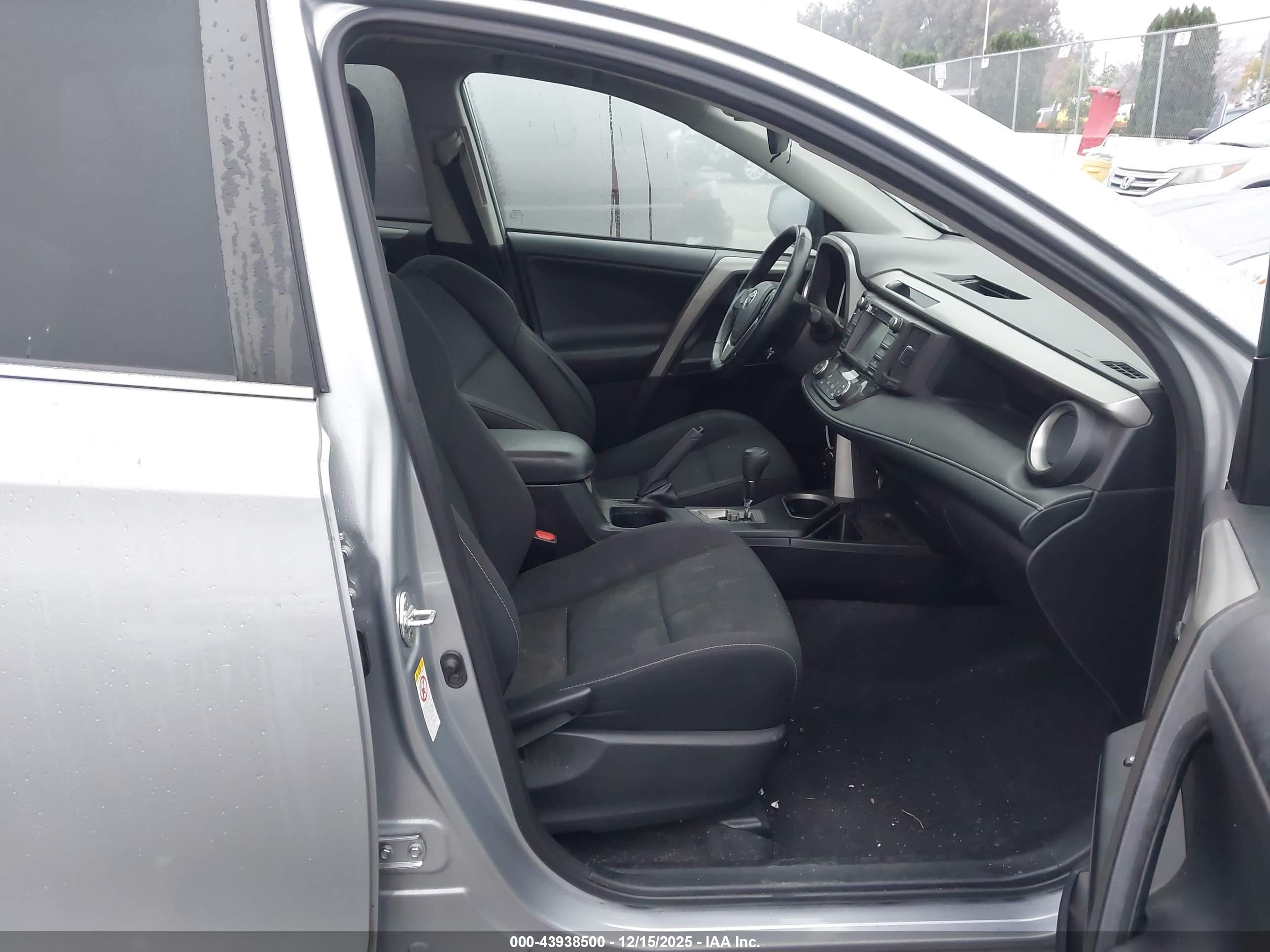 TOYOTA RAV4 image 5
