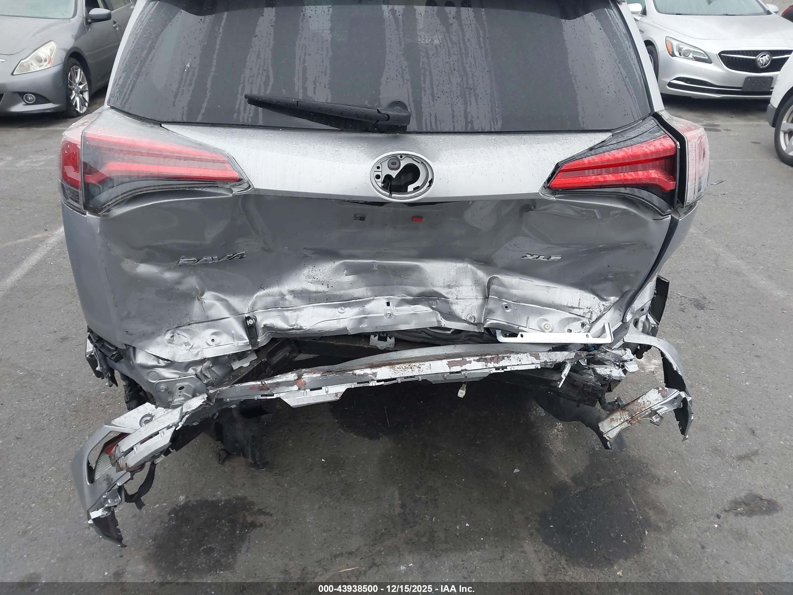 TOYOTA RAV4 image 6