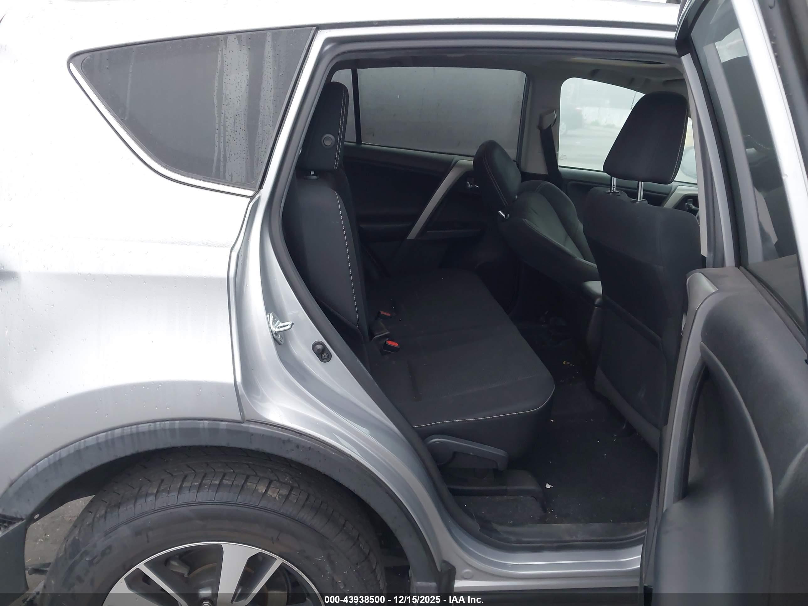 TOYOTA RAV4 image 8