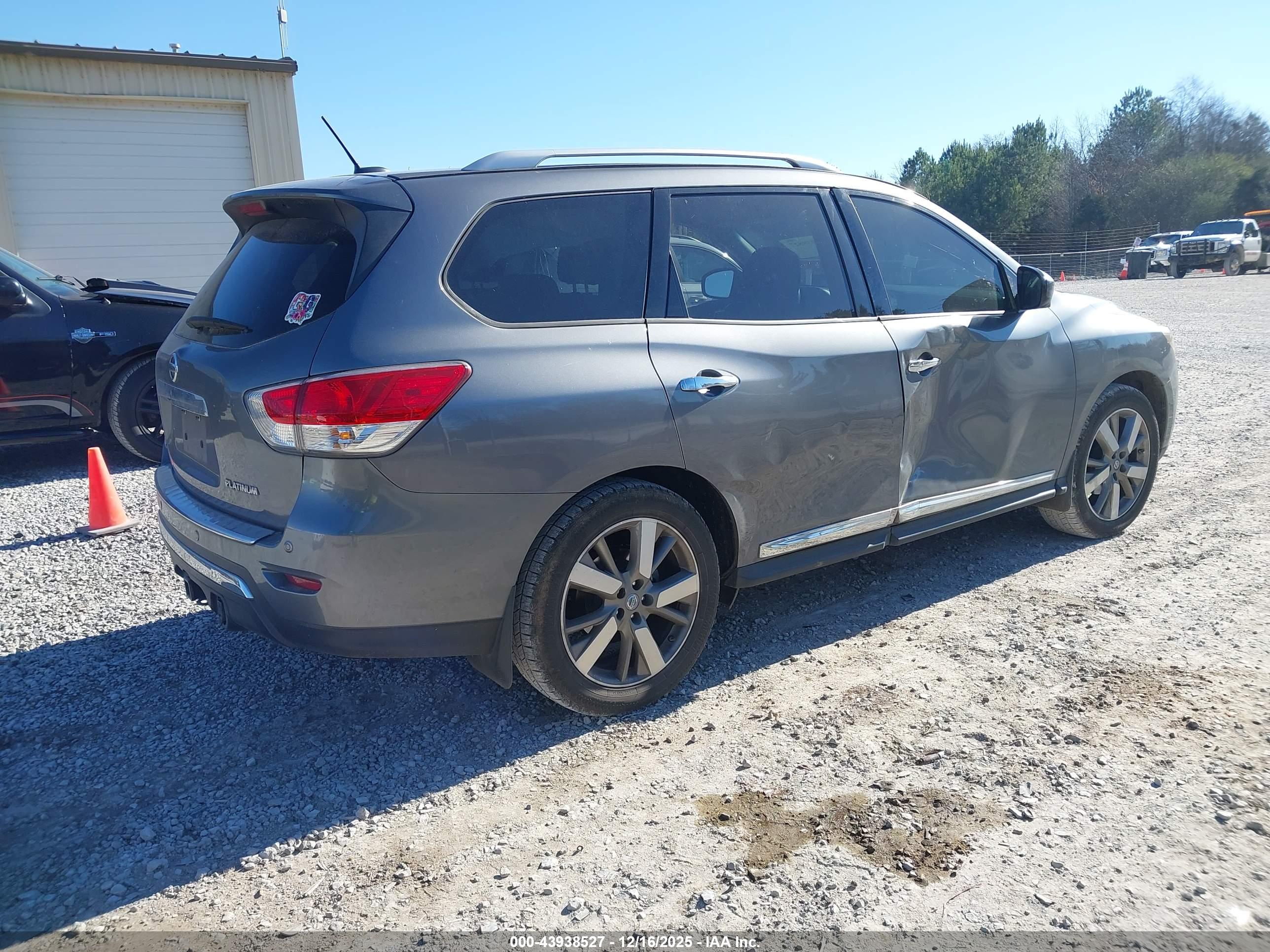 NISSAN PATHFINDER image 4