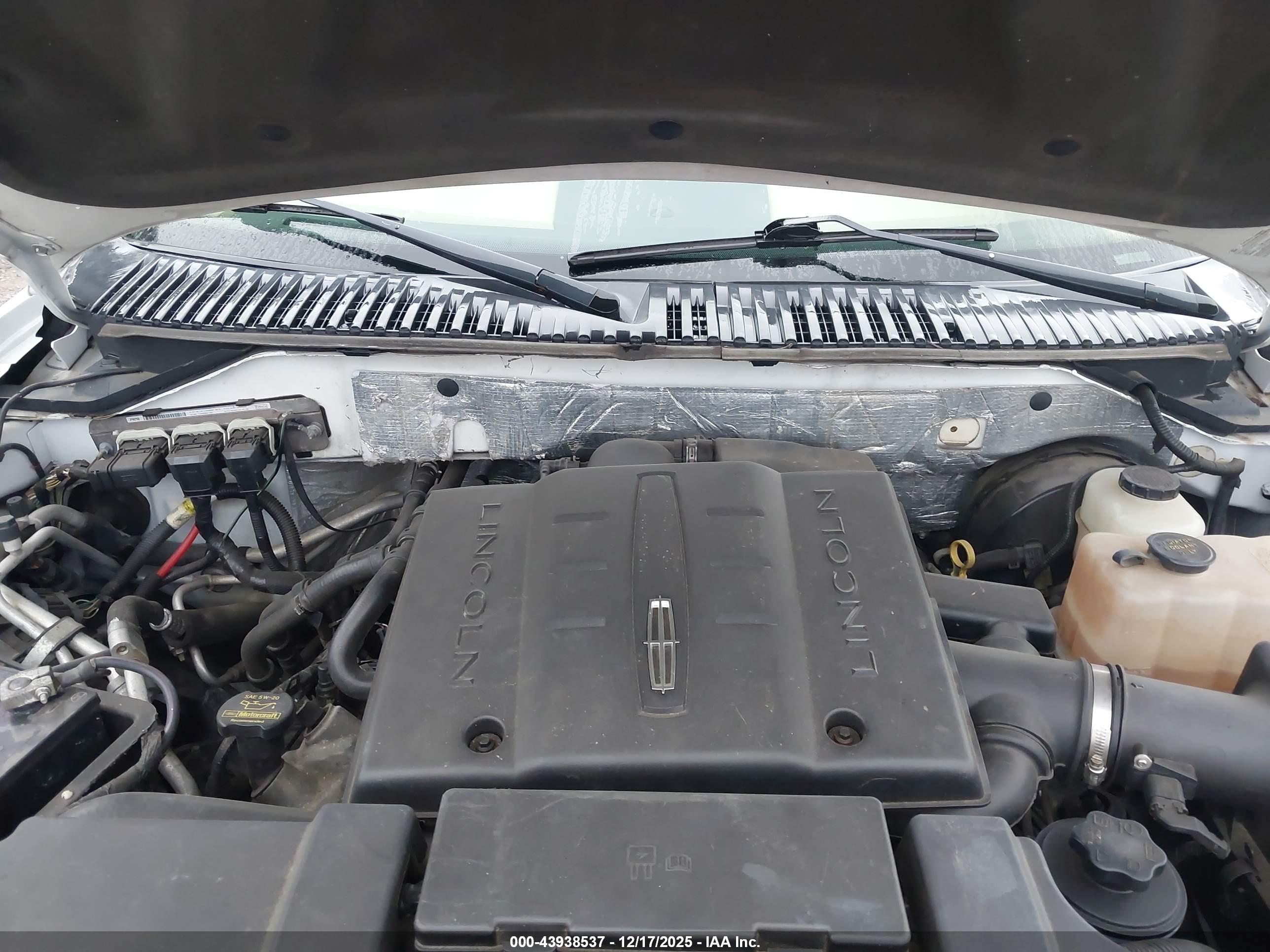 LINCOLN NAVIGATOR image 10
