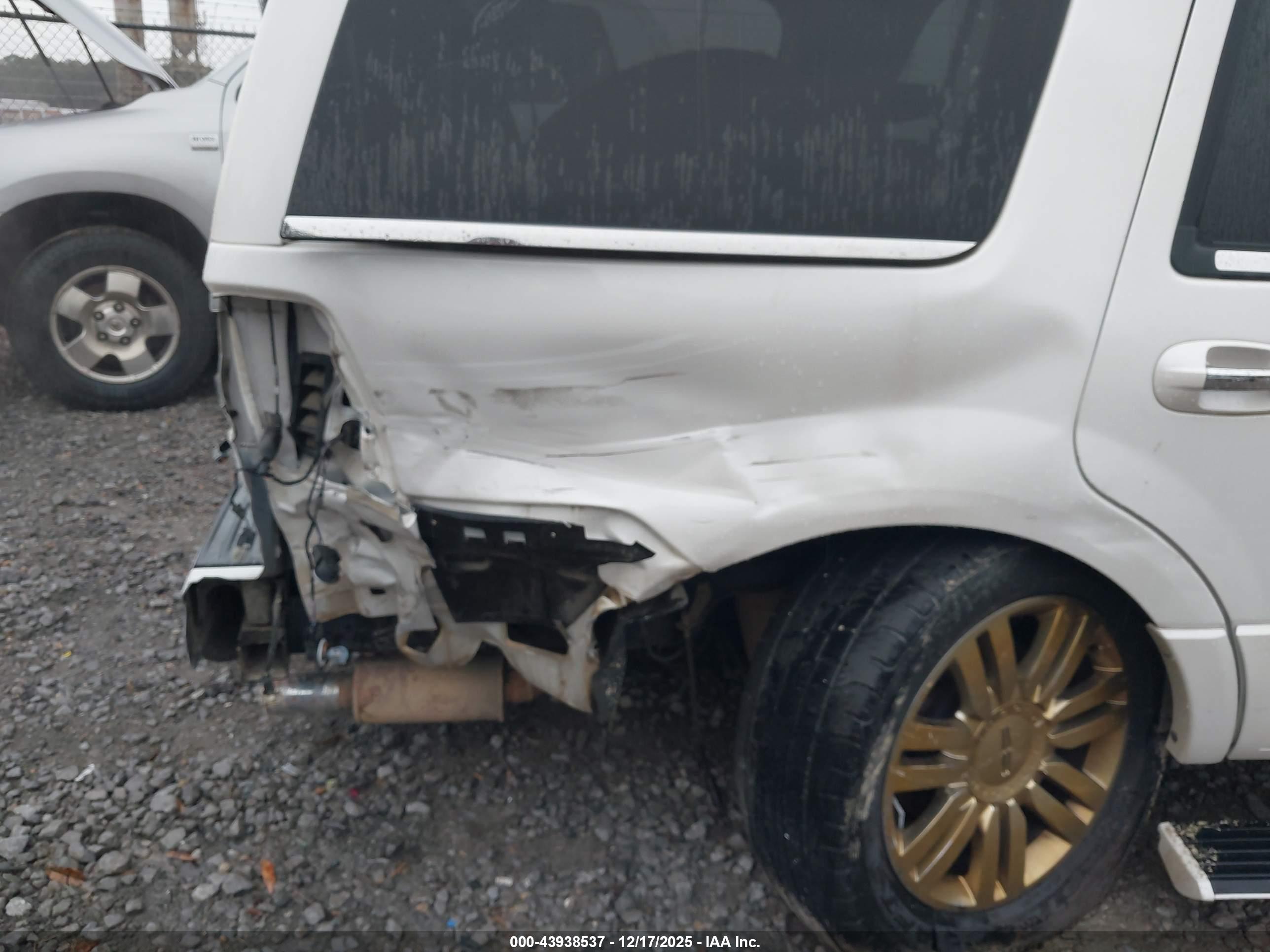LINCOLN NAVIGATOR image 6