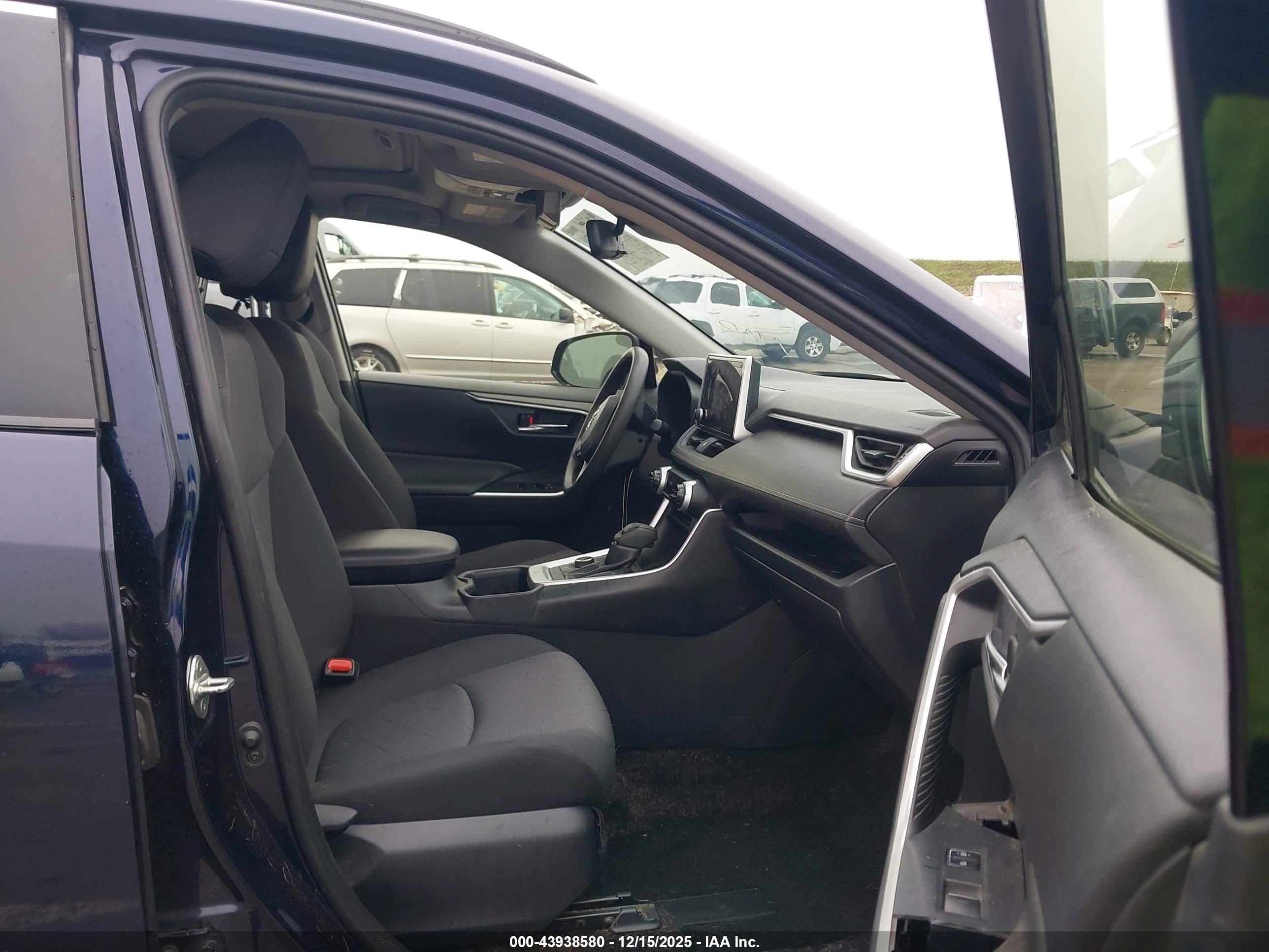 TOYOTA RAV4 image 5