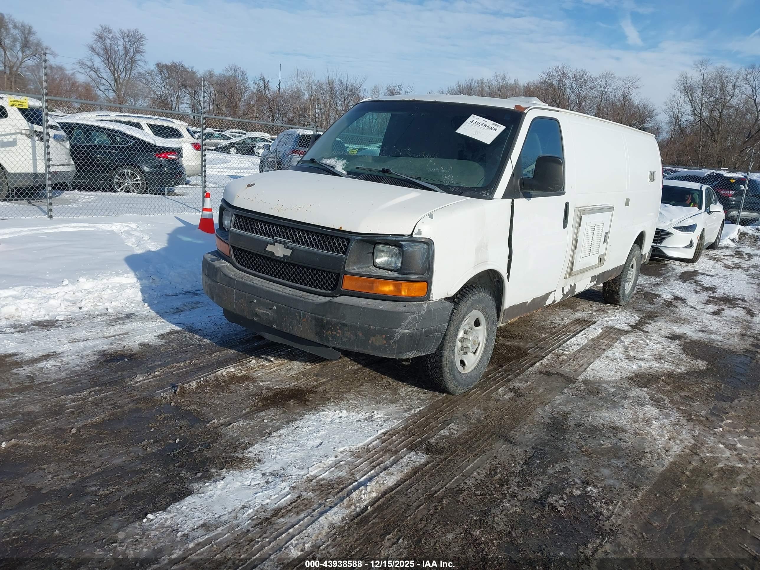 CHEVROLET EXPRESS image 2