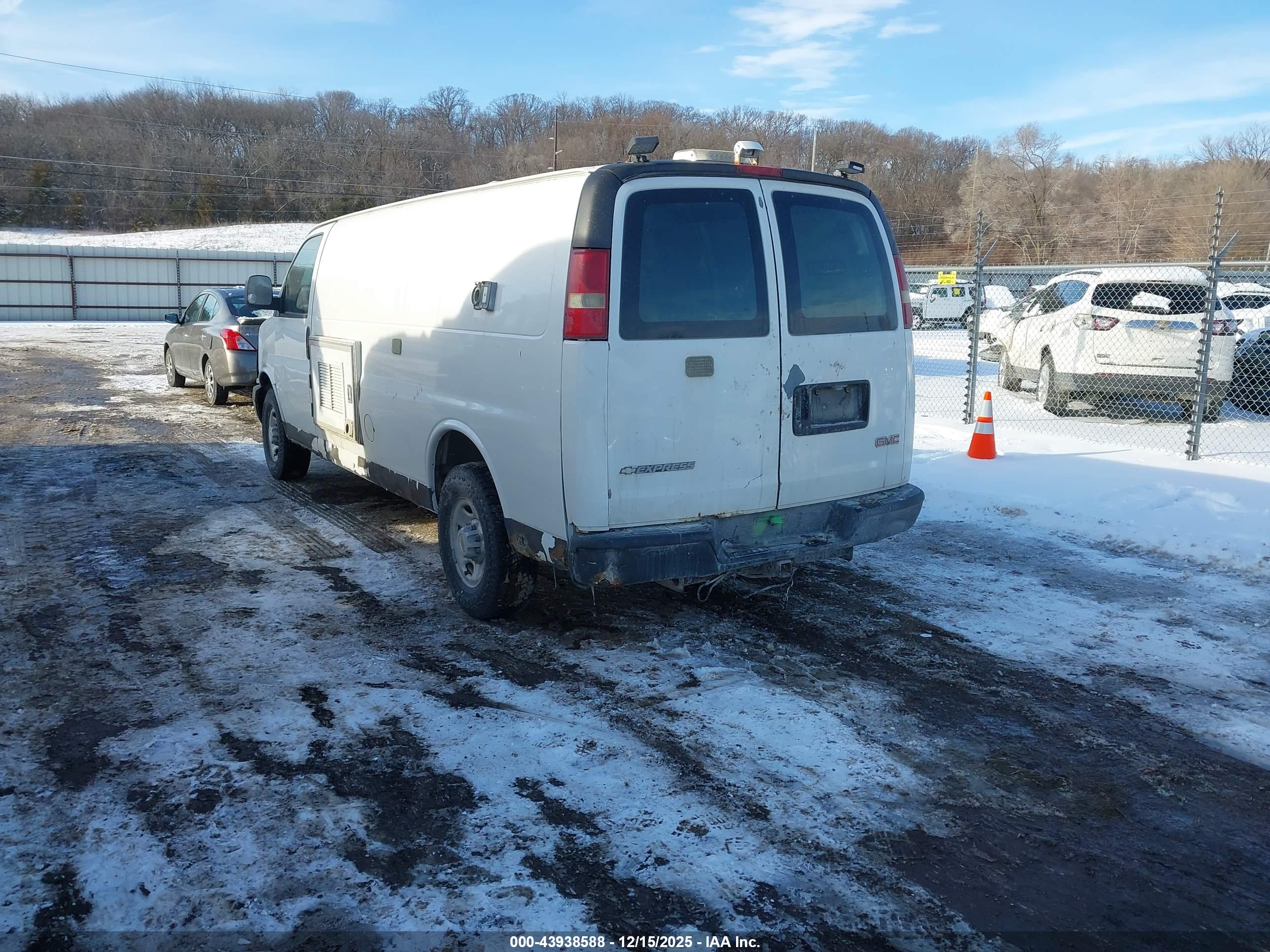 CHEVROLET EXPRESS image 3