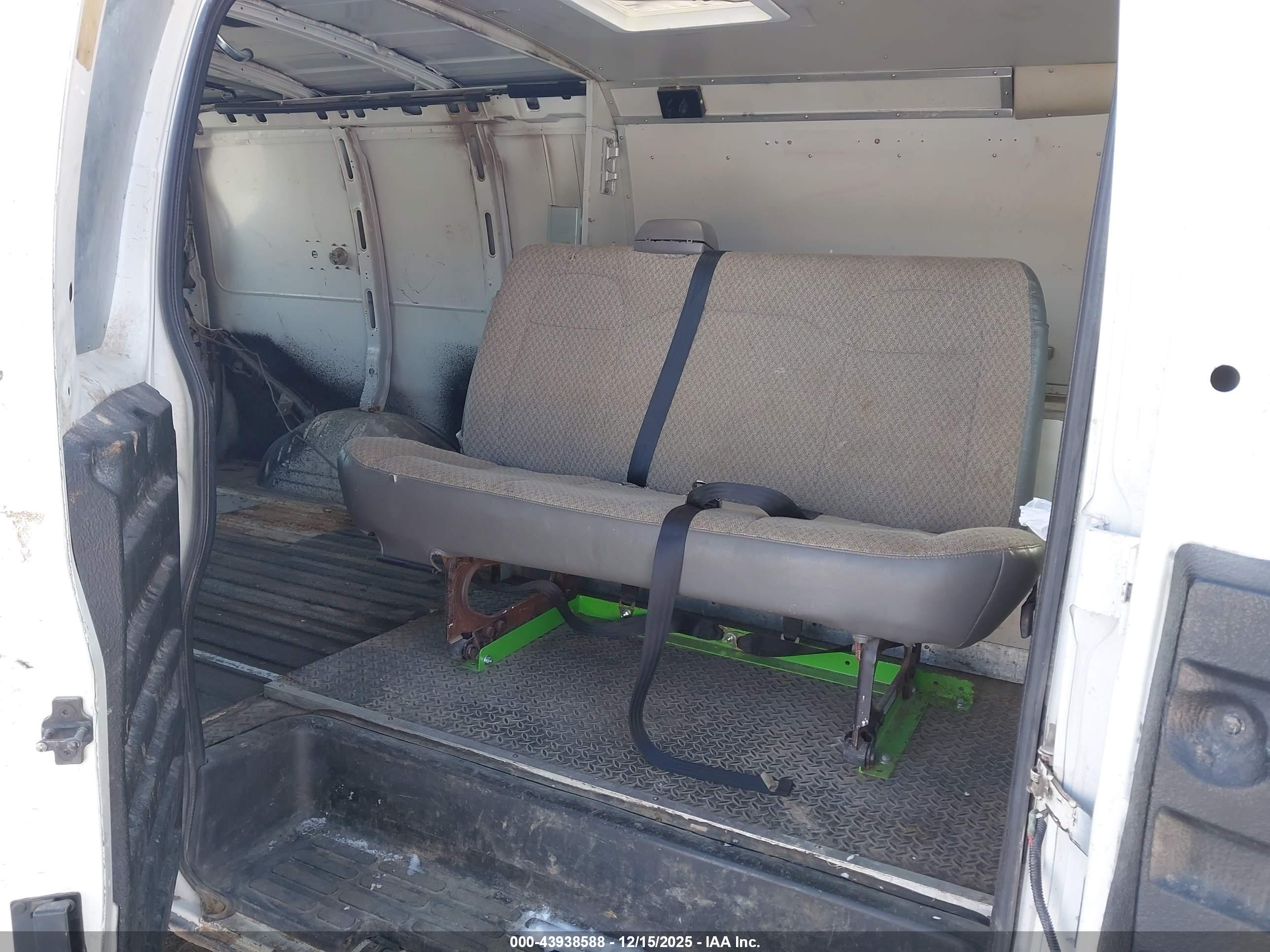 CHEVROLET EXPRESS image 8