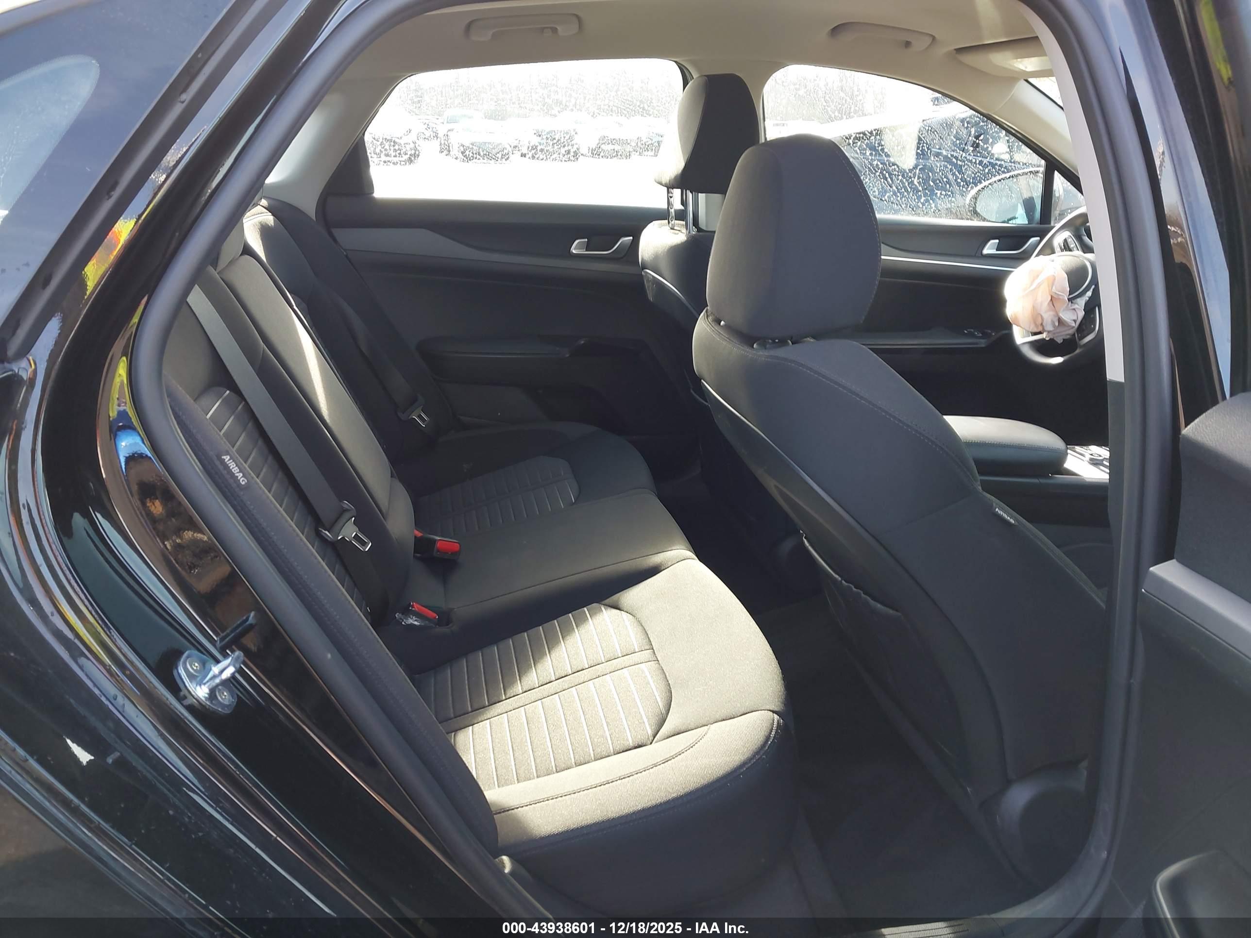 KIA K5 image 8