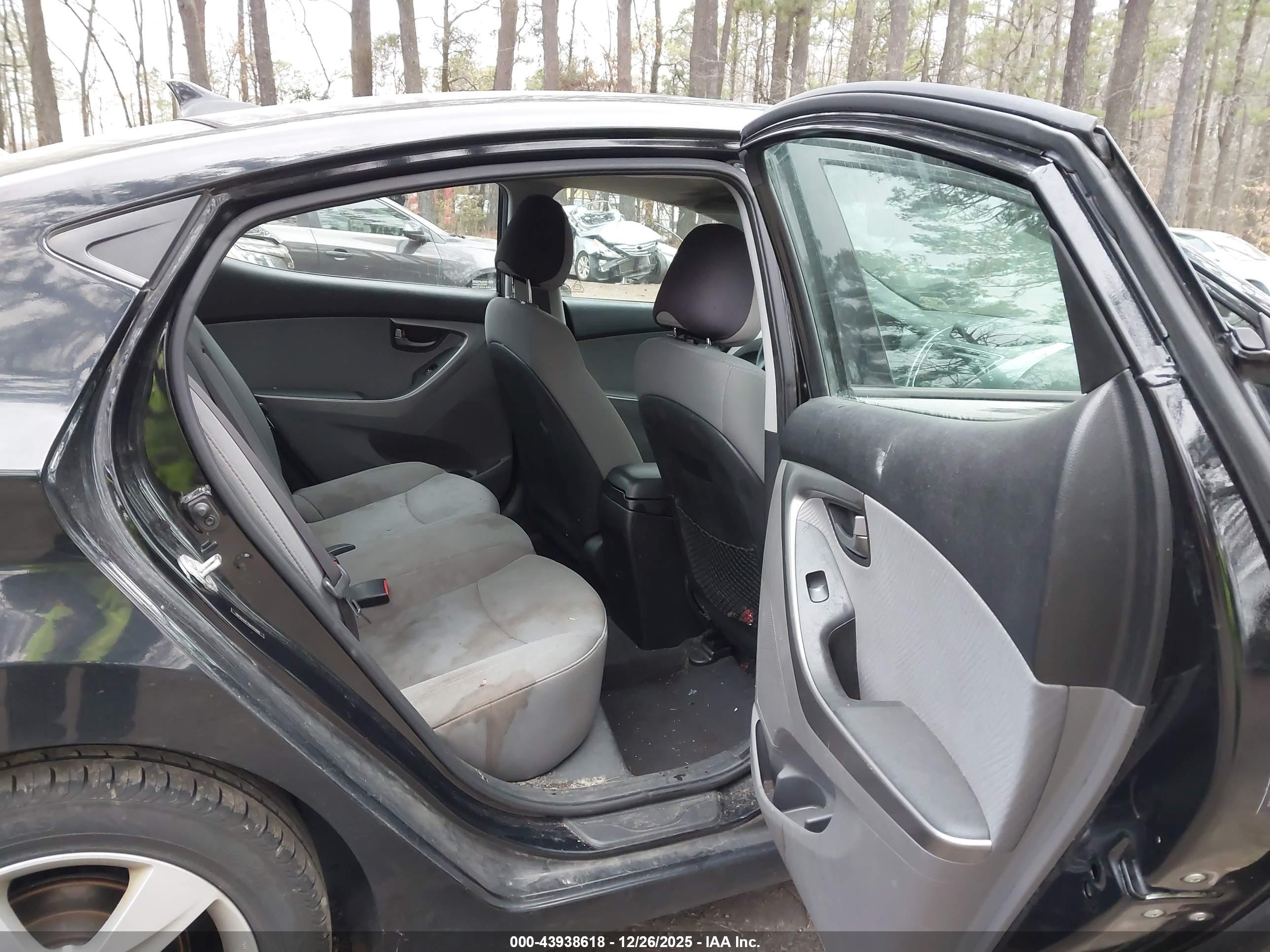 HYUNDAI ELANTRA image 8