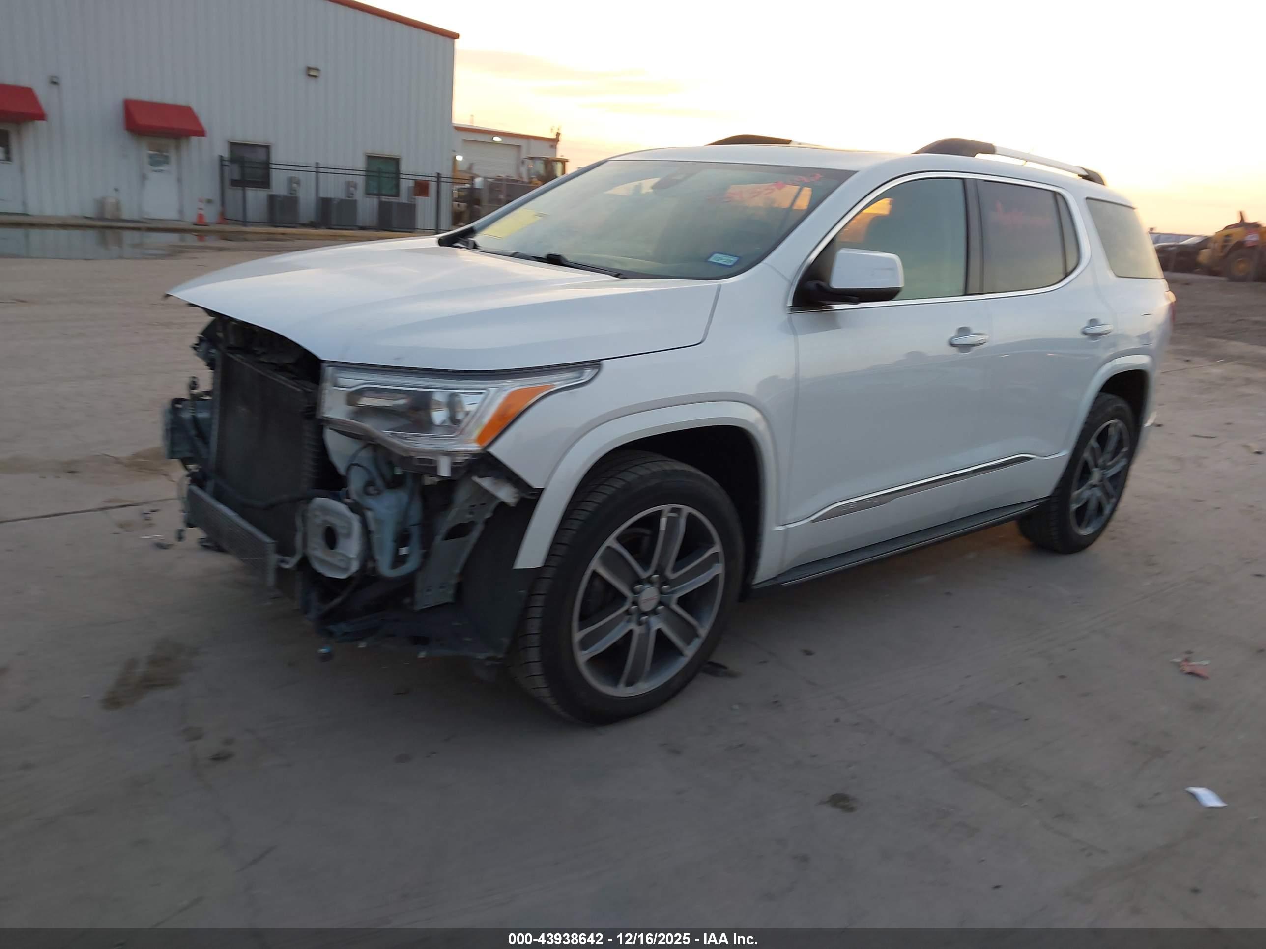 GMC ACADIA image 2
