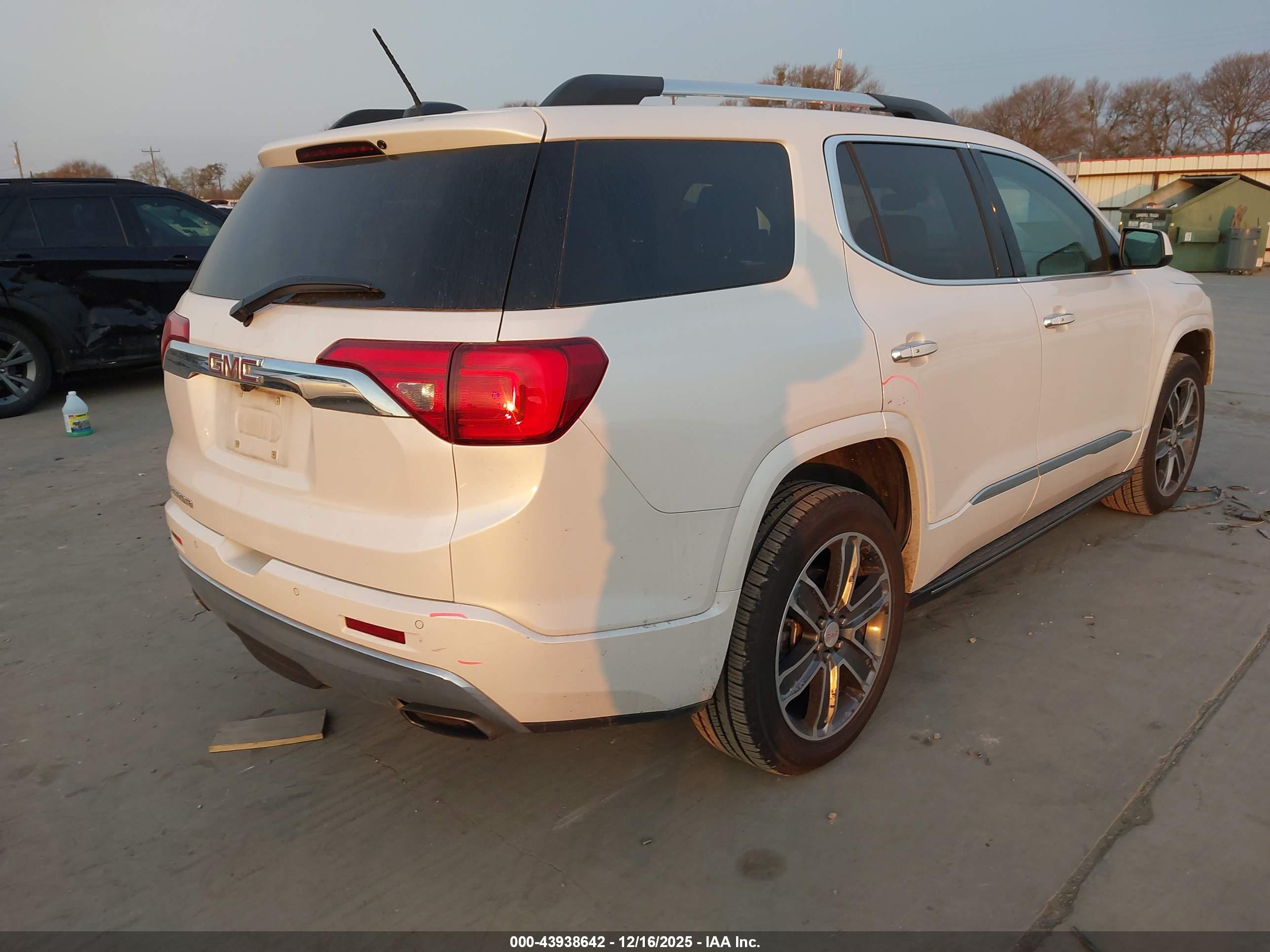 GMC ACADIA image 4