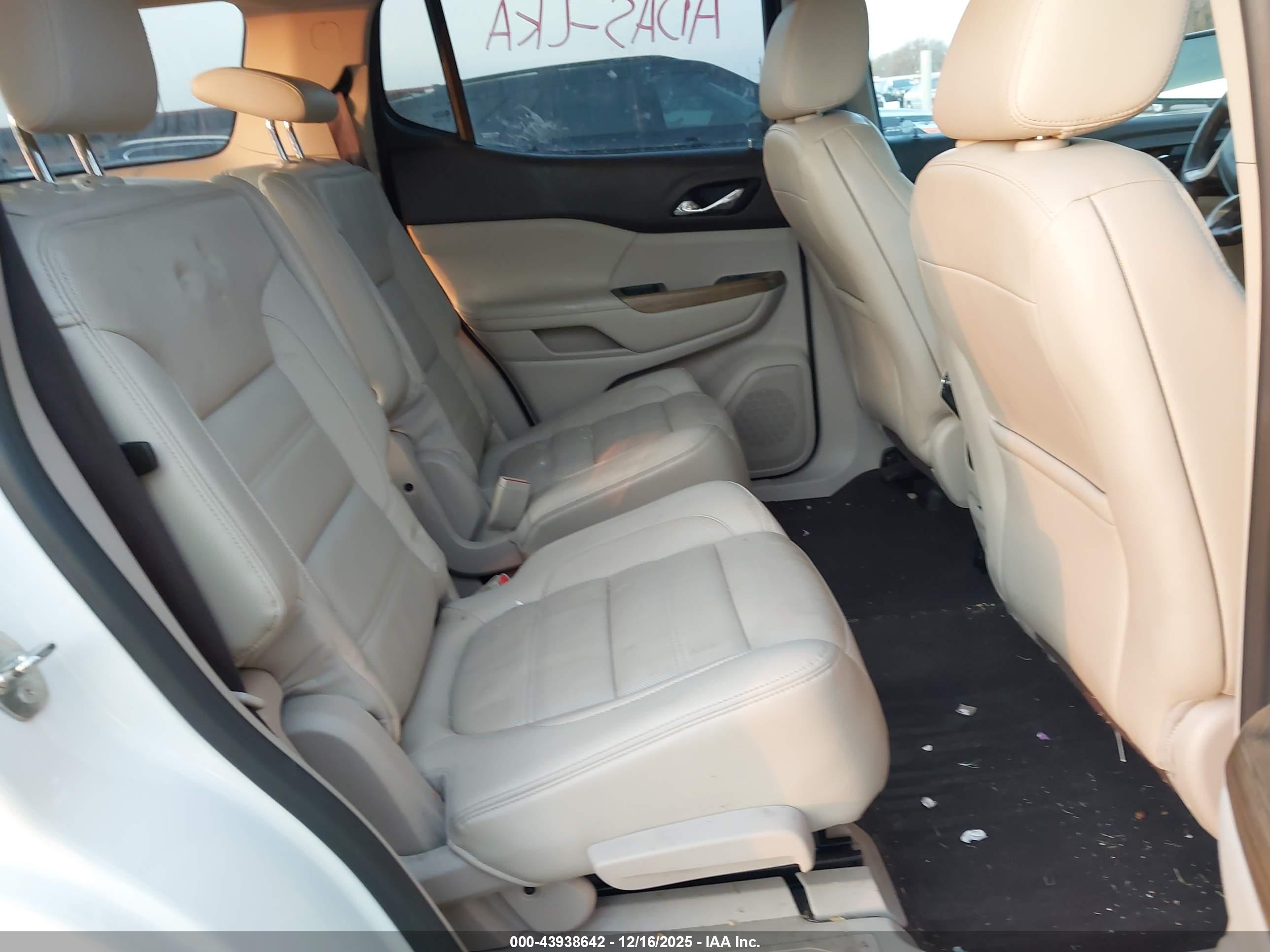 GMC ACADIA image 8