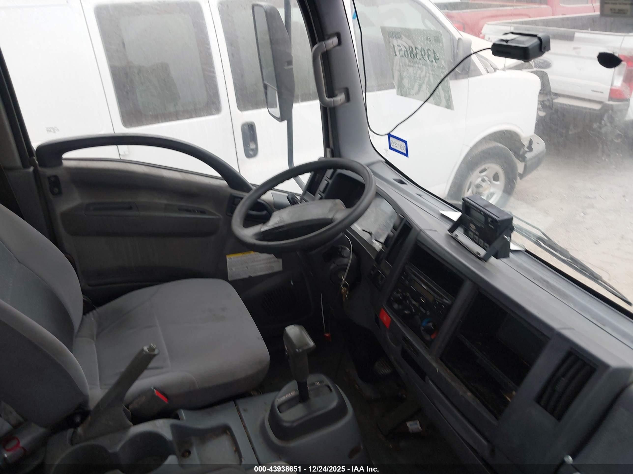 ISUZU NPR image 7