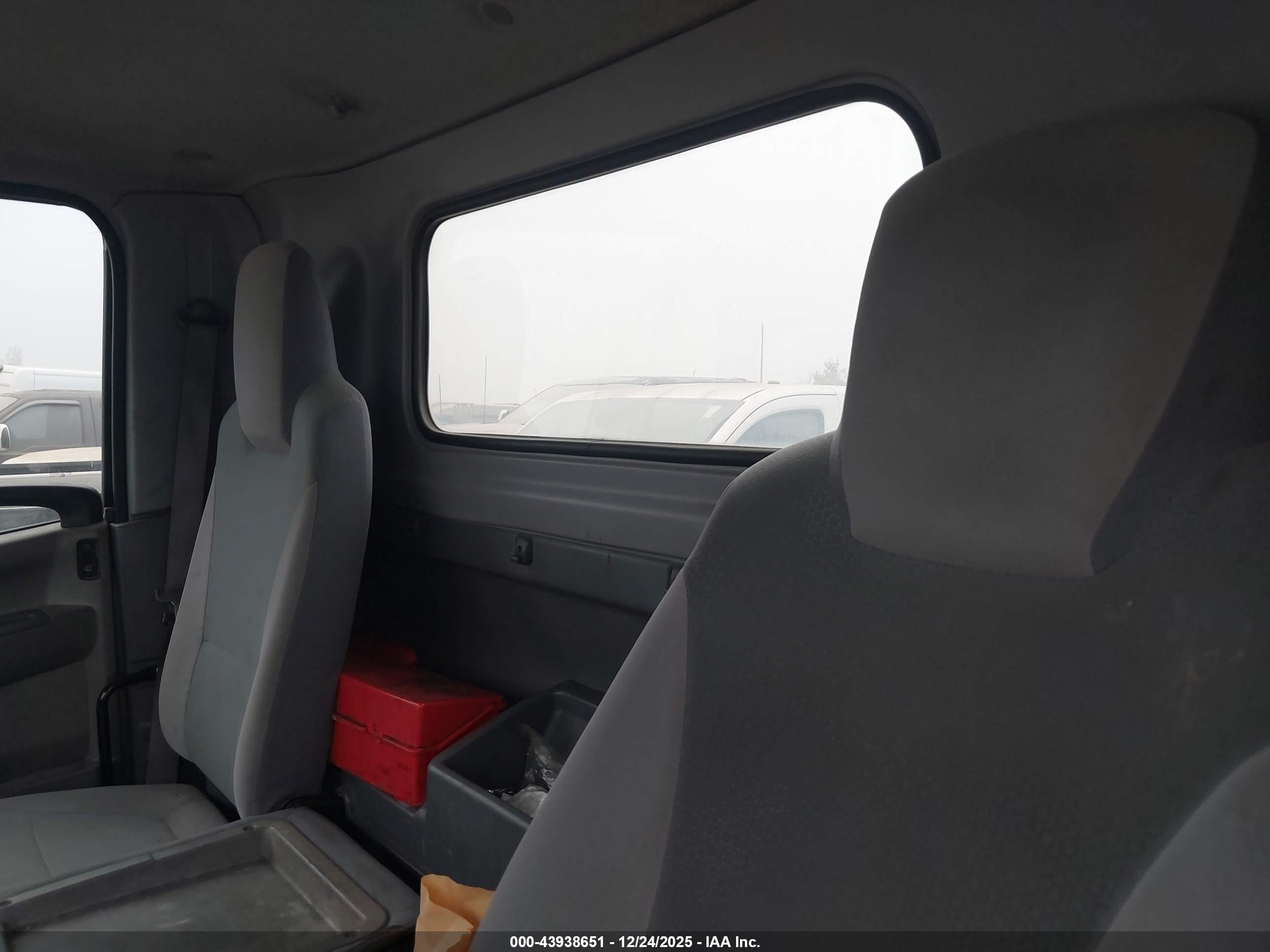 ISUZU NPR image 8