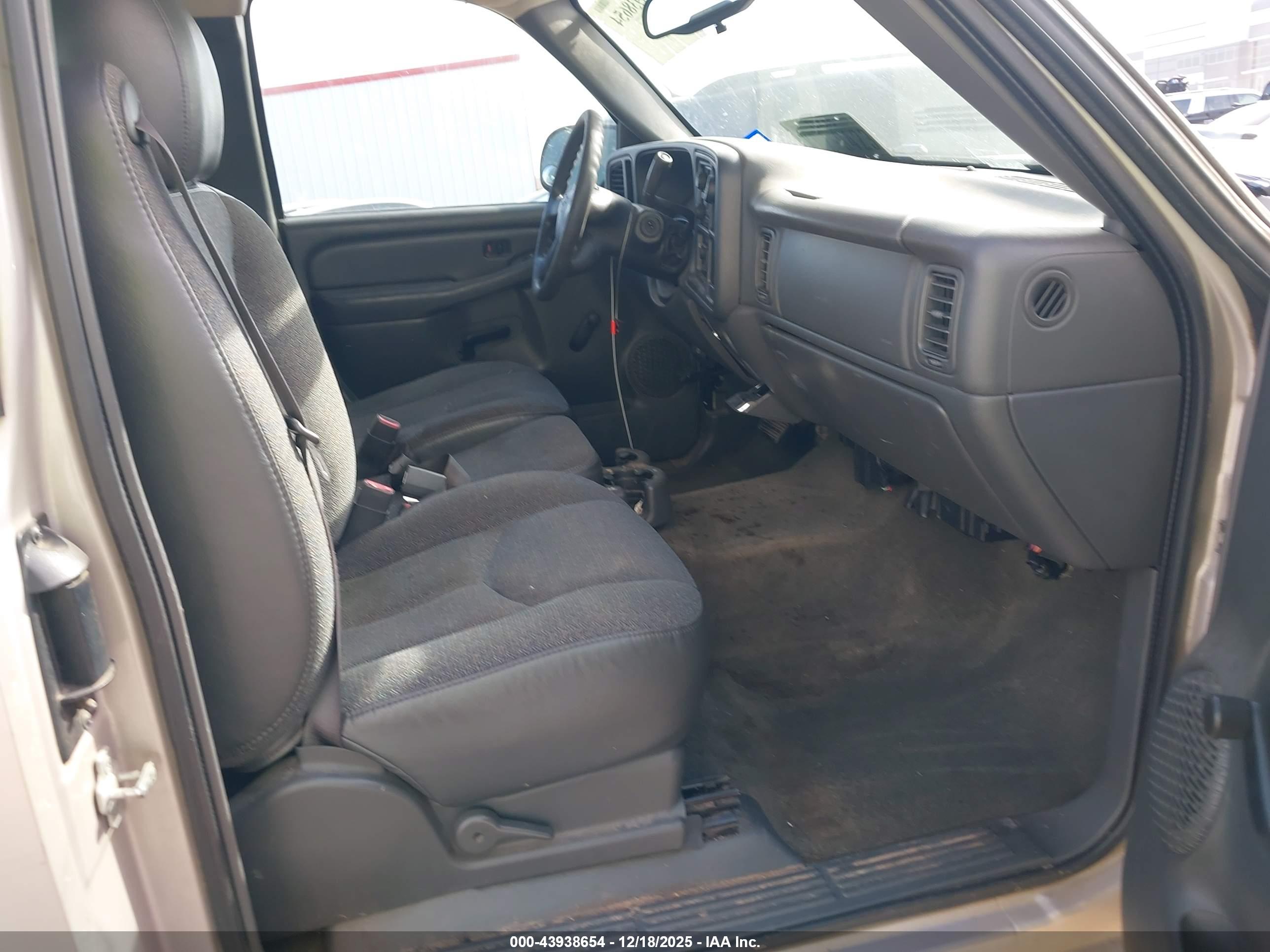 CHEVROLET SILVERADO image 5