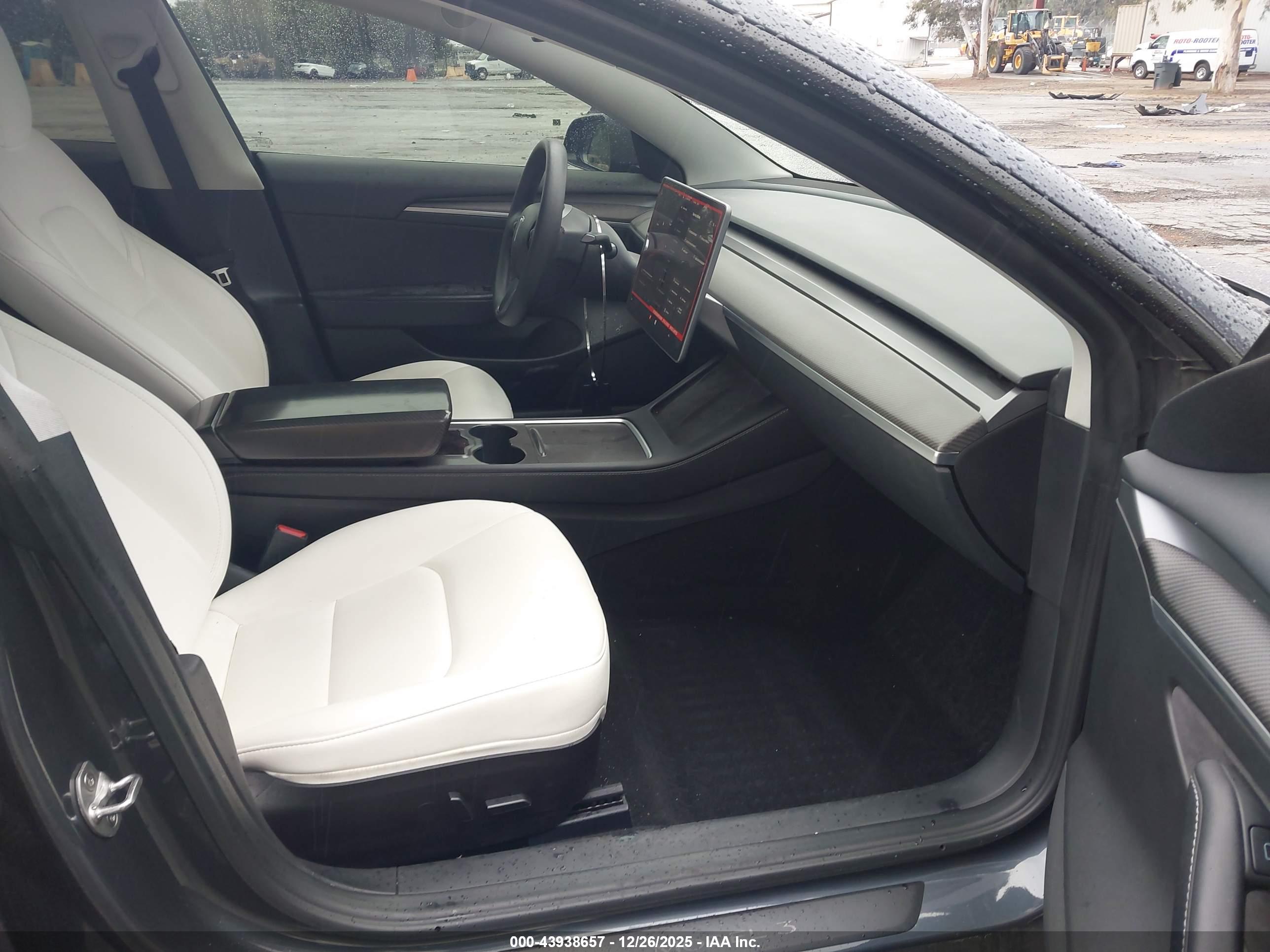 TESLA MODEL image 5
