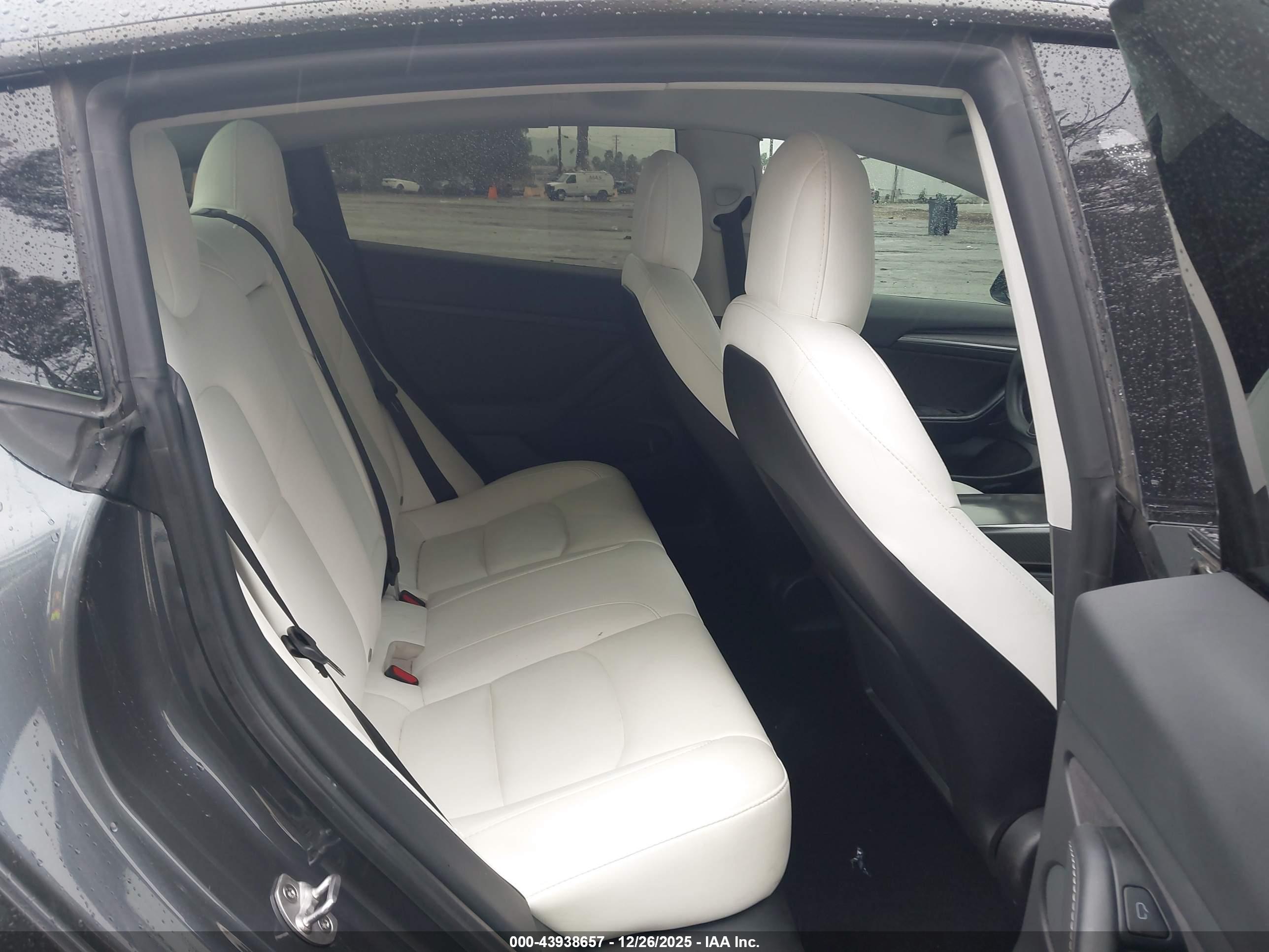 TESLA MODEL image 8