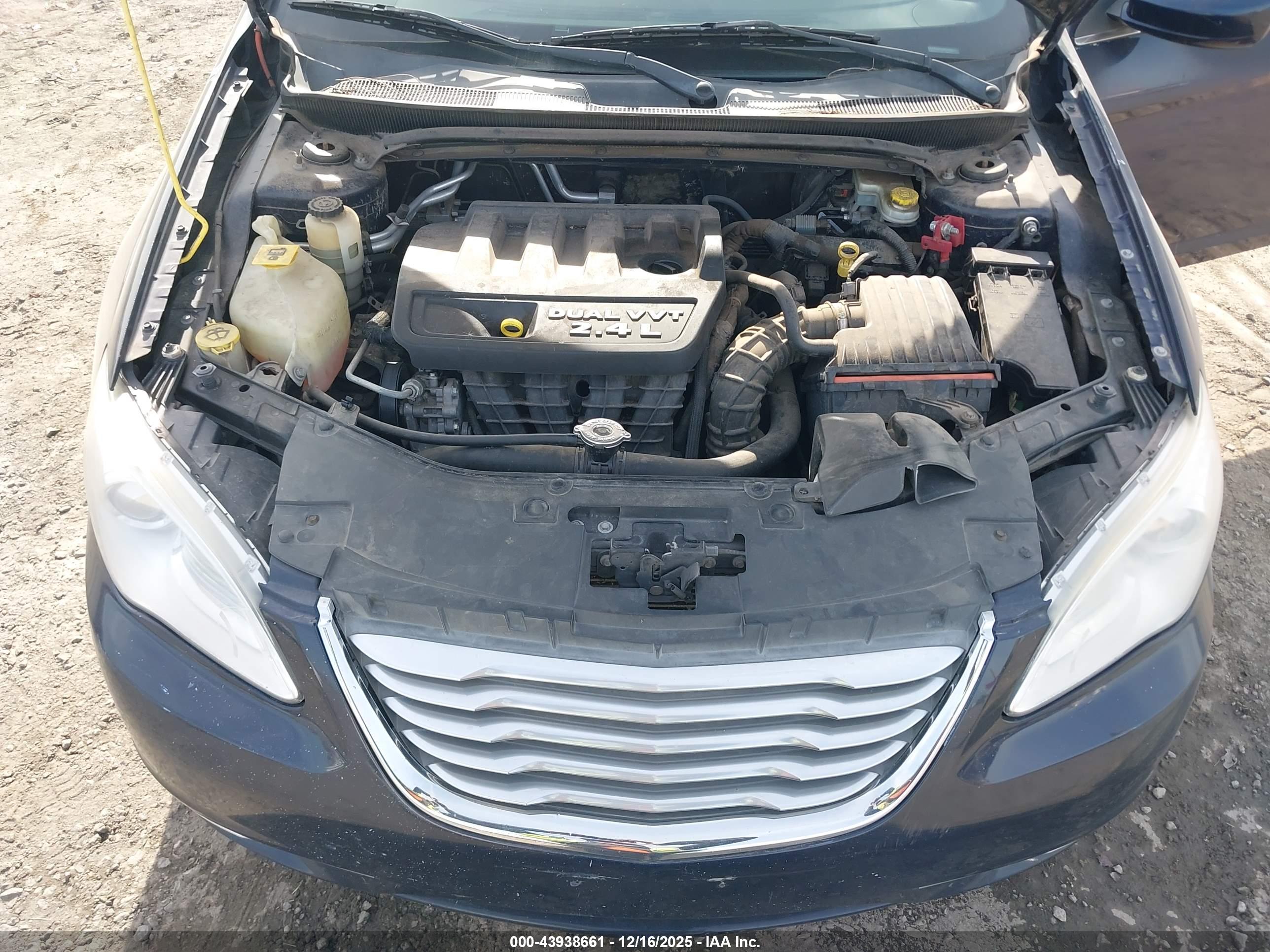 CHRYSLER 200 image 10