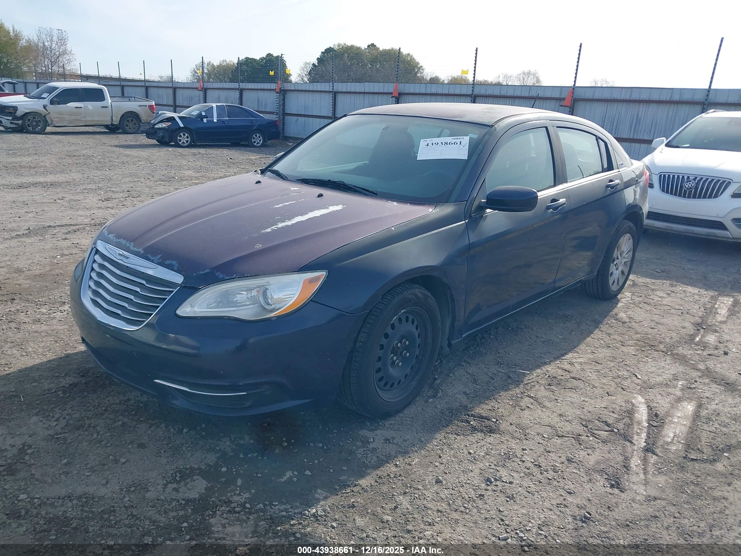 CHRYSLER 200 image 2