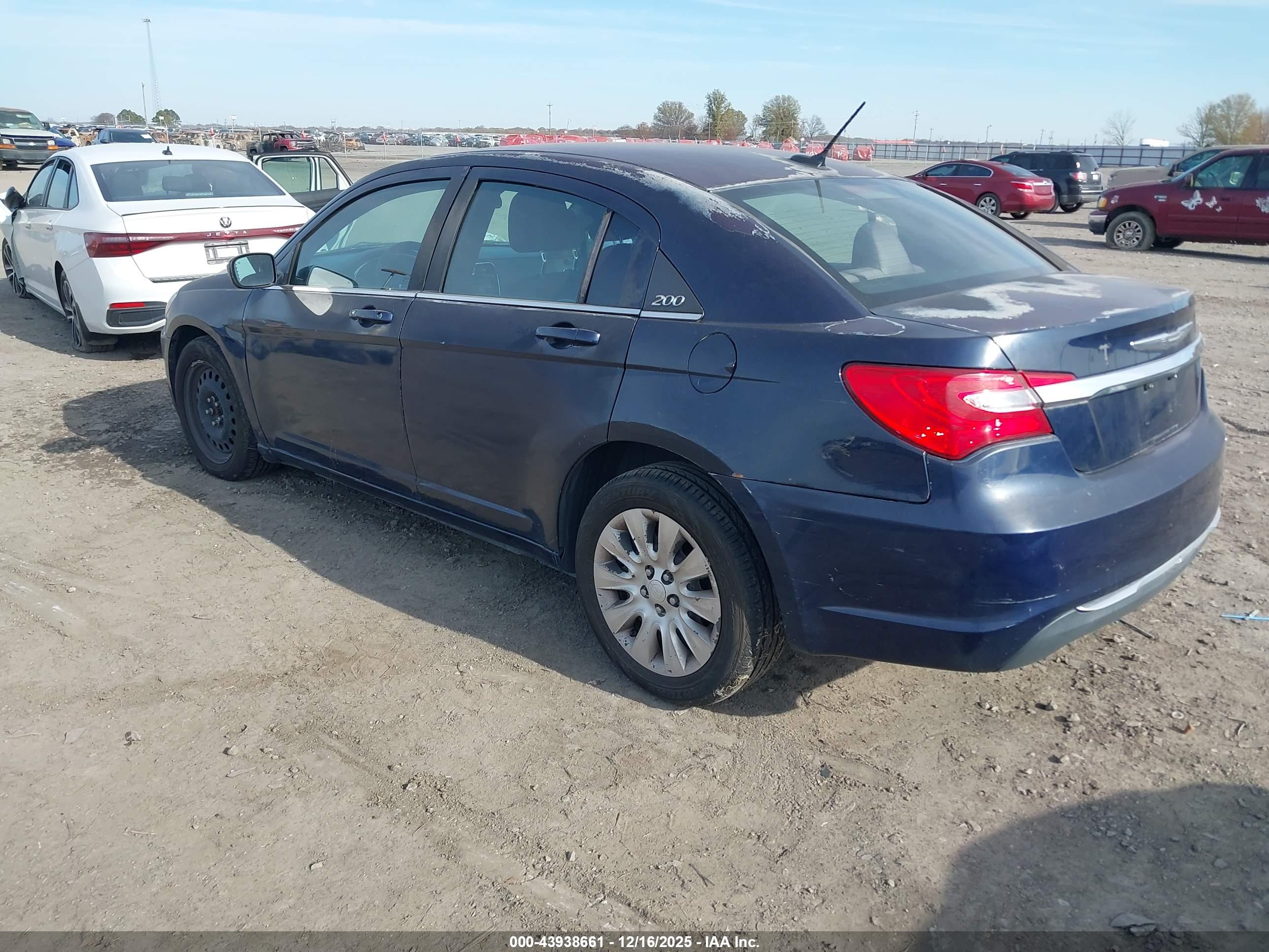 CHRYSLER 200 image 3