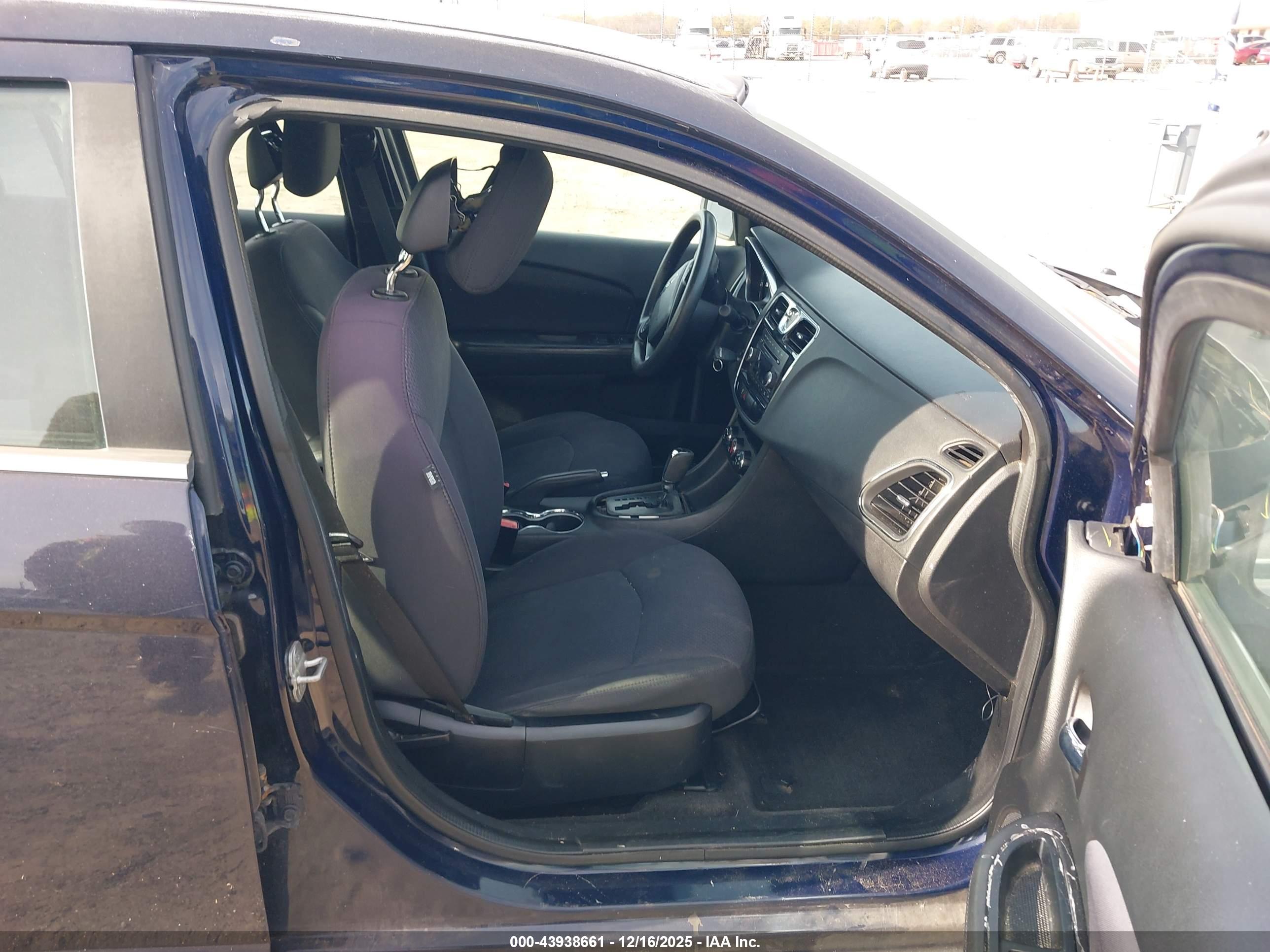 CHRYSLER 200 image 5