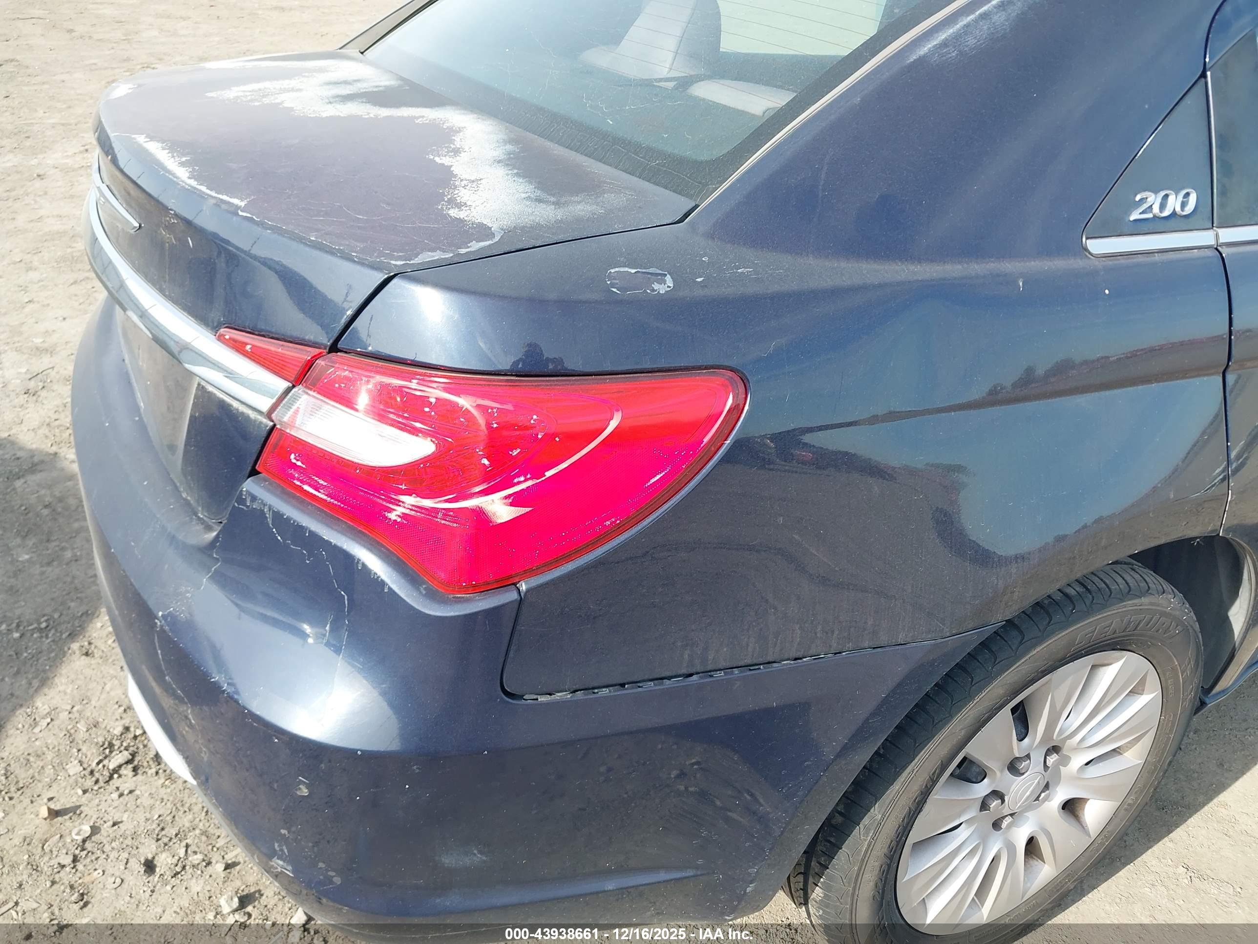 CHRYSLER 200 image 6