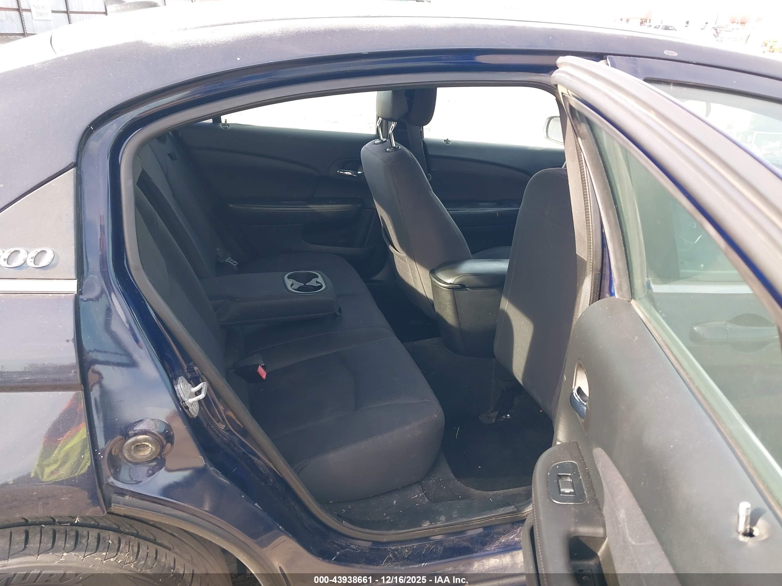 CHRYSLER 200 image 8