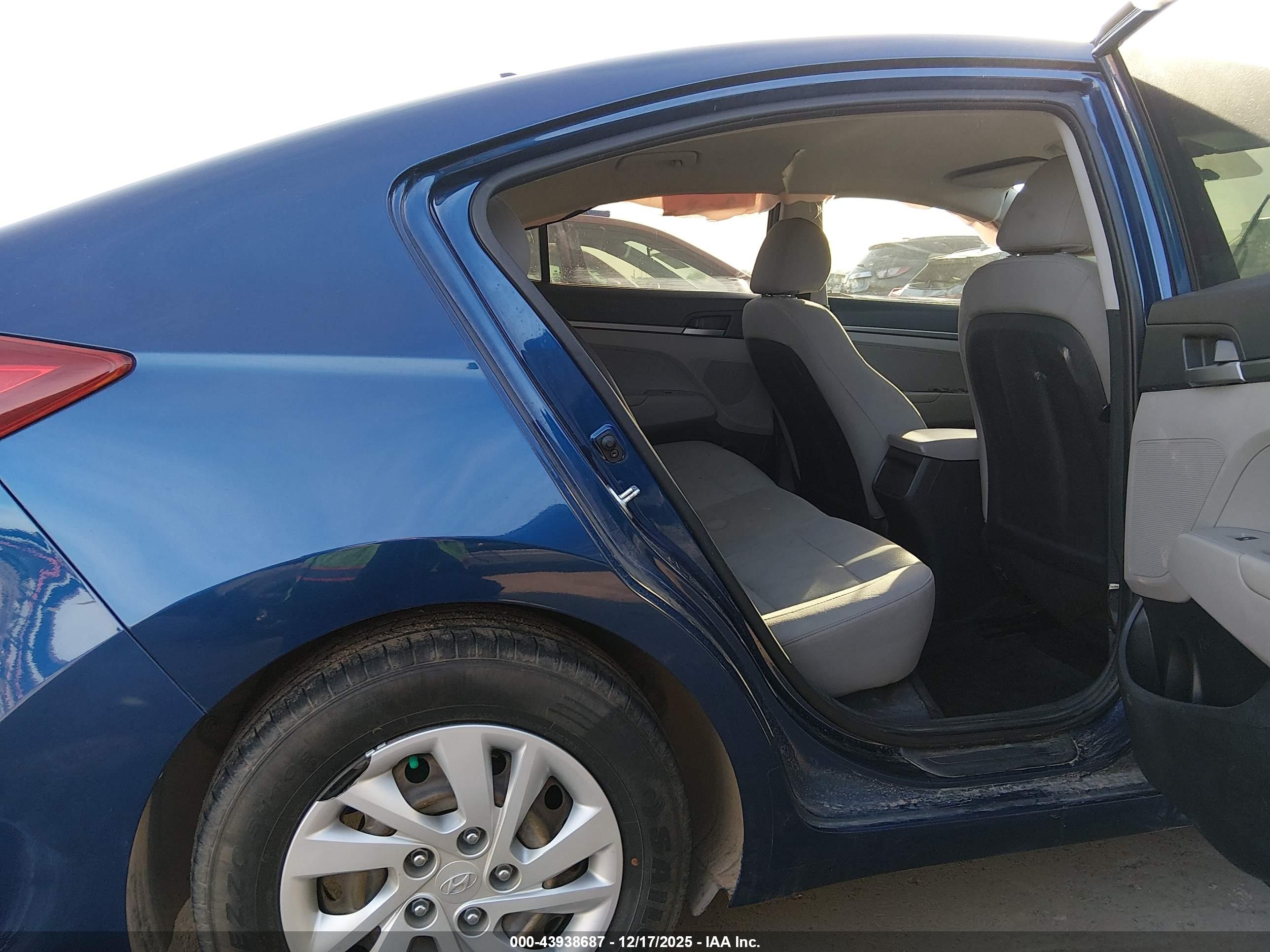 HYUNDAI ELANTRA image 8