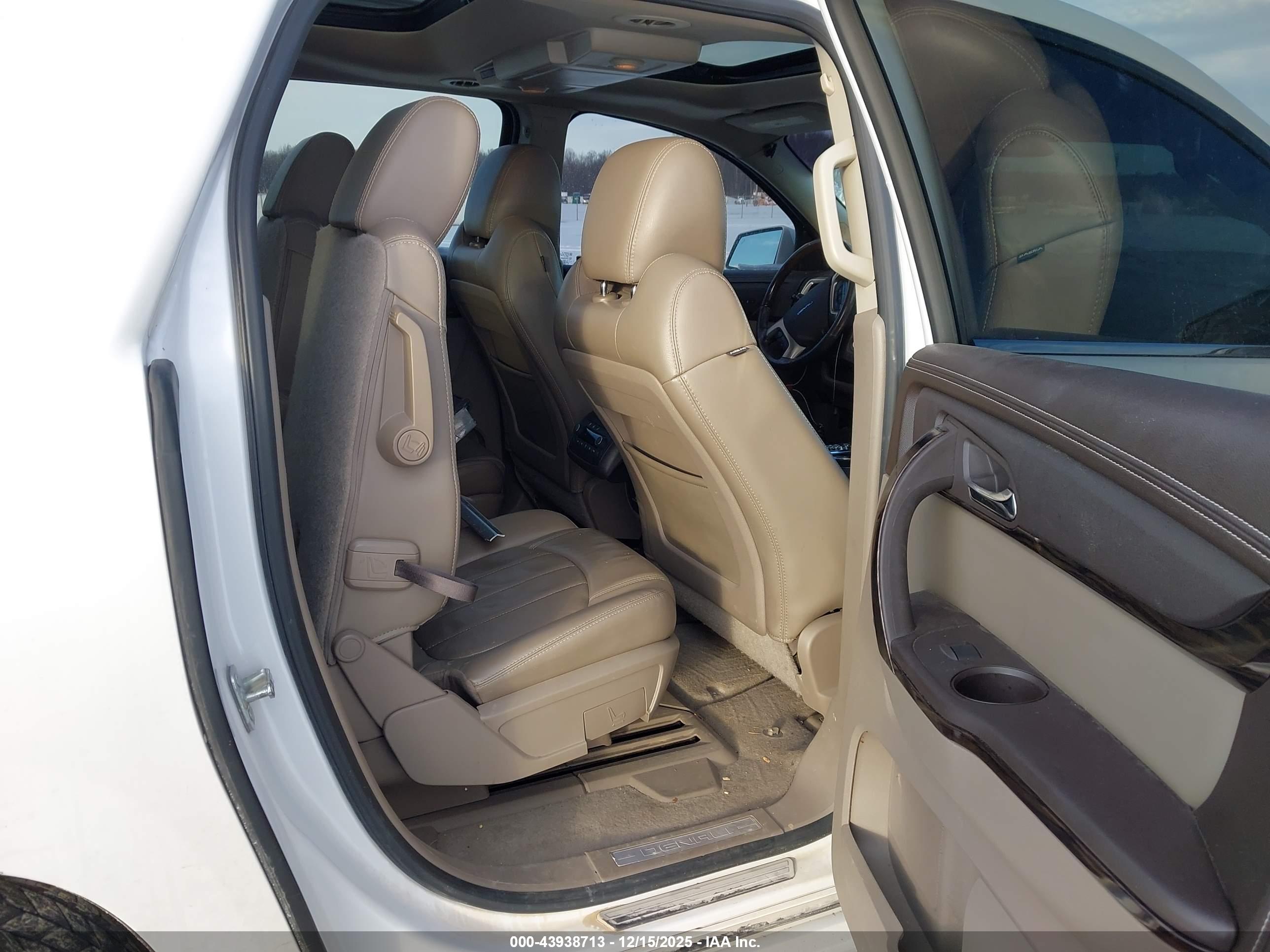 GMC ACADIA image 8