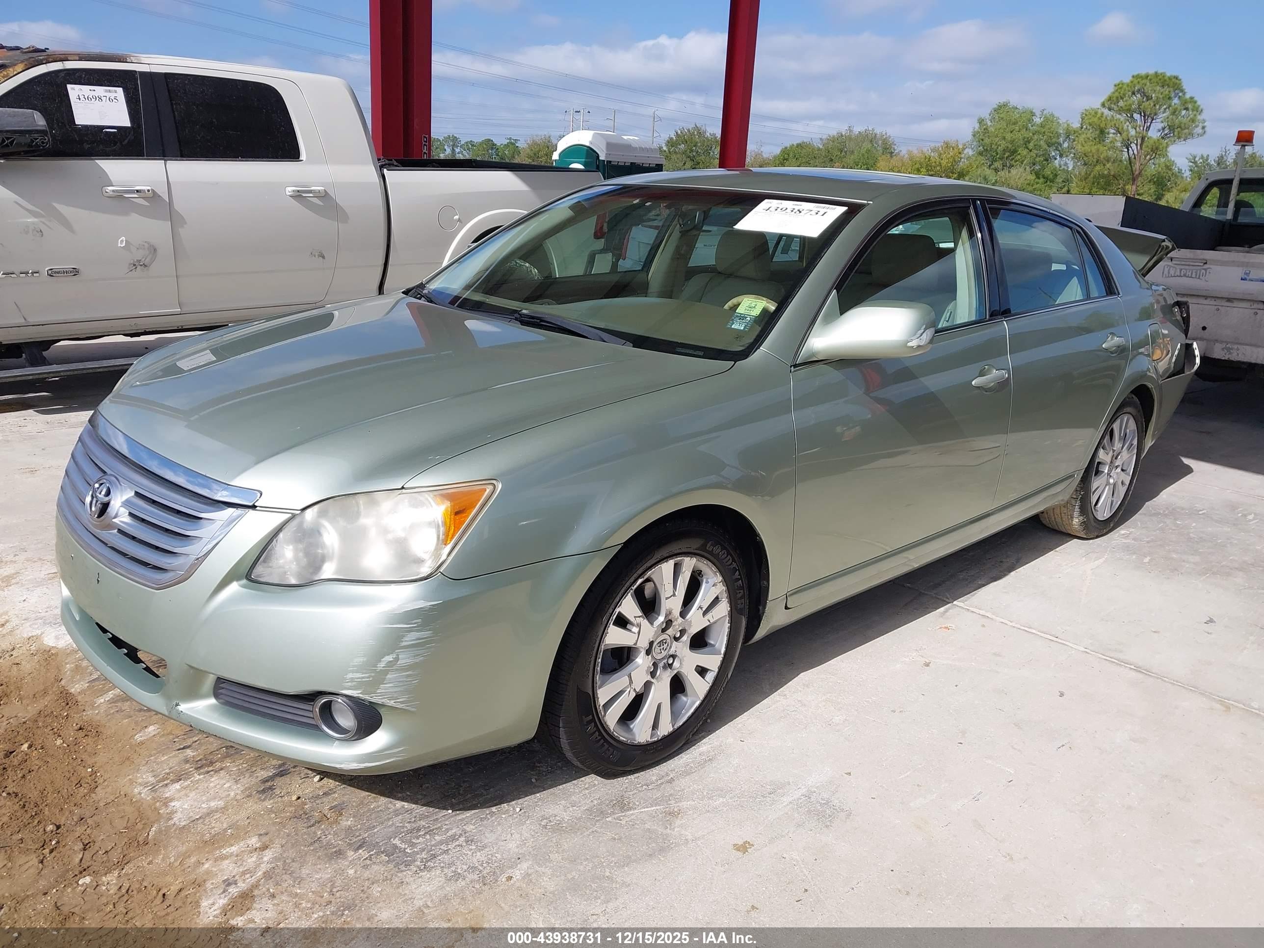 TOYOTA AVALON image 2