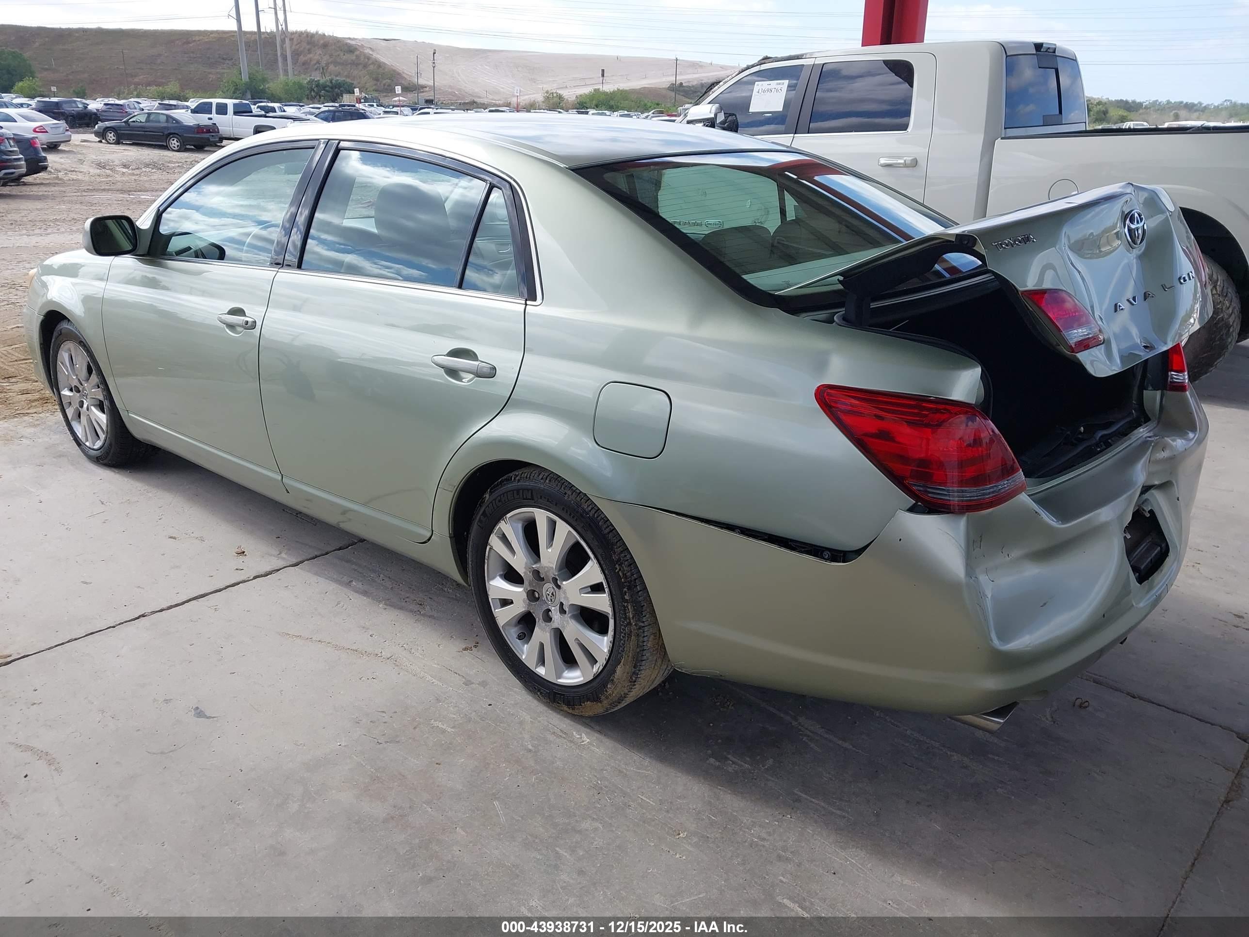 TOYOTA AVALON image 3