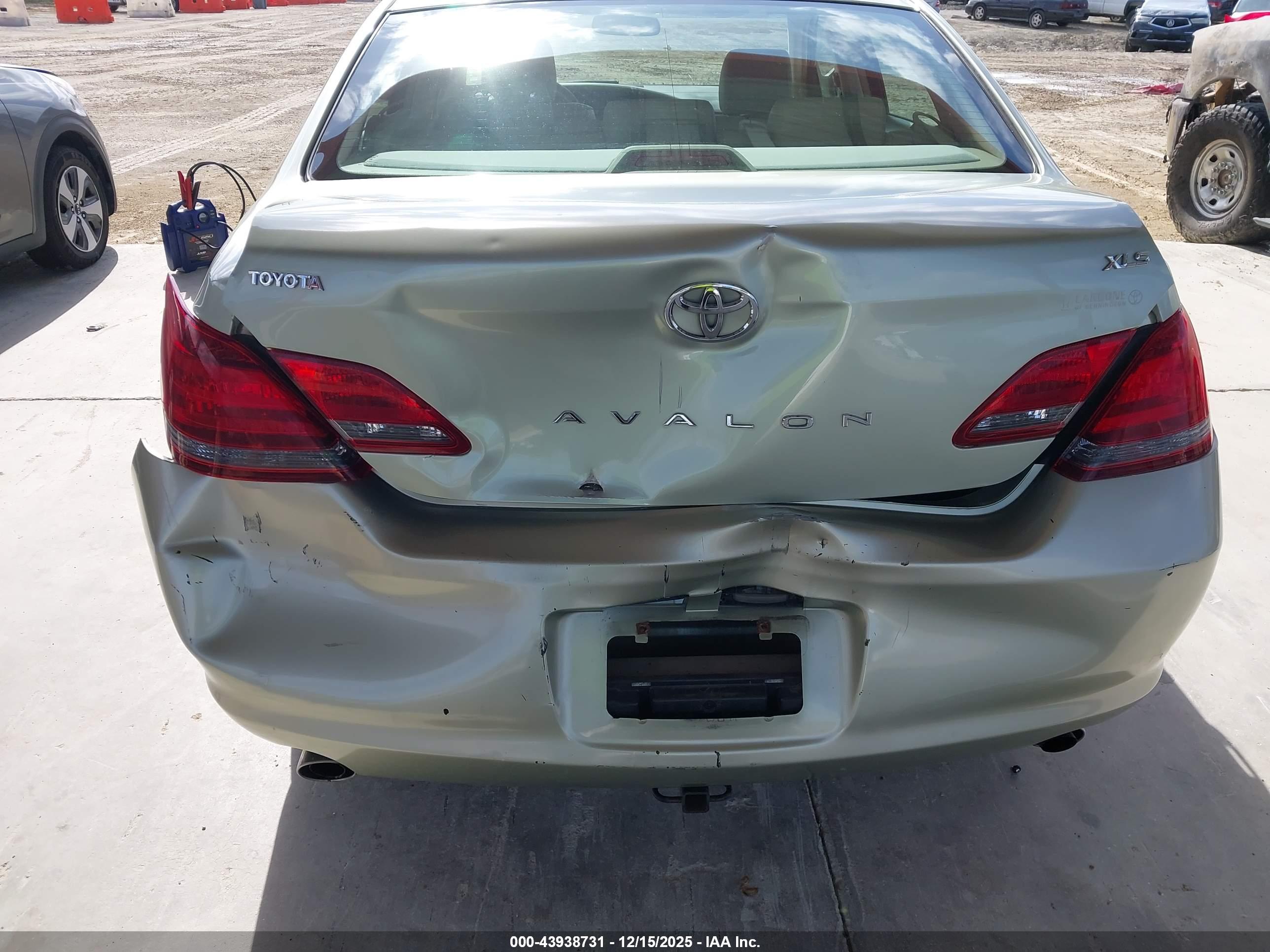 TOYOTA AVALON image 6