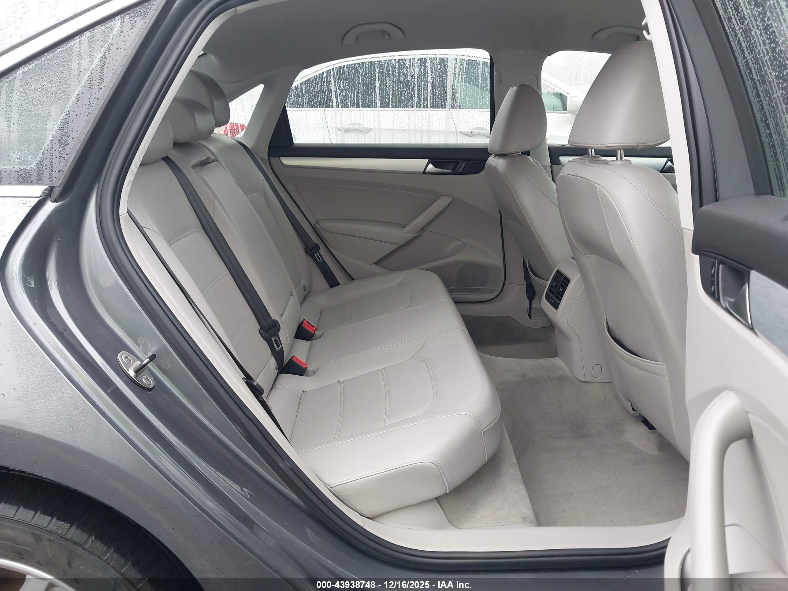 VOLKSWAGEN PASSAT image 8
