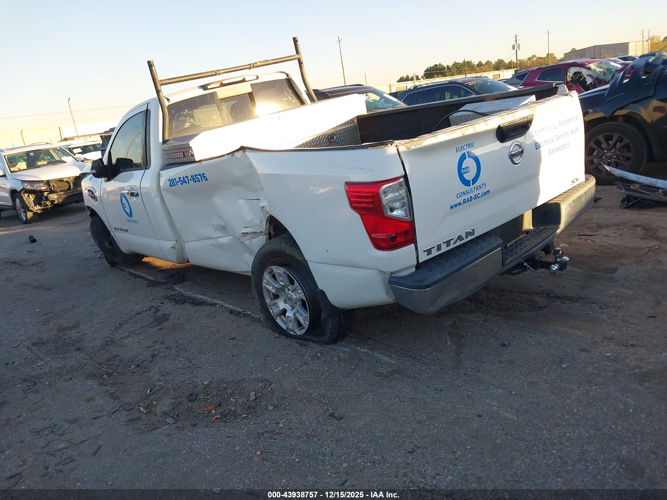 NISSAN TITAN image 3