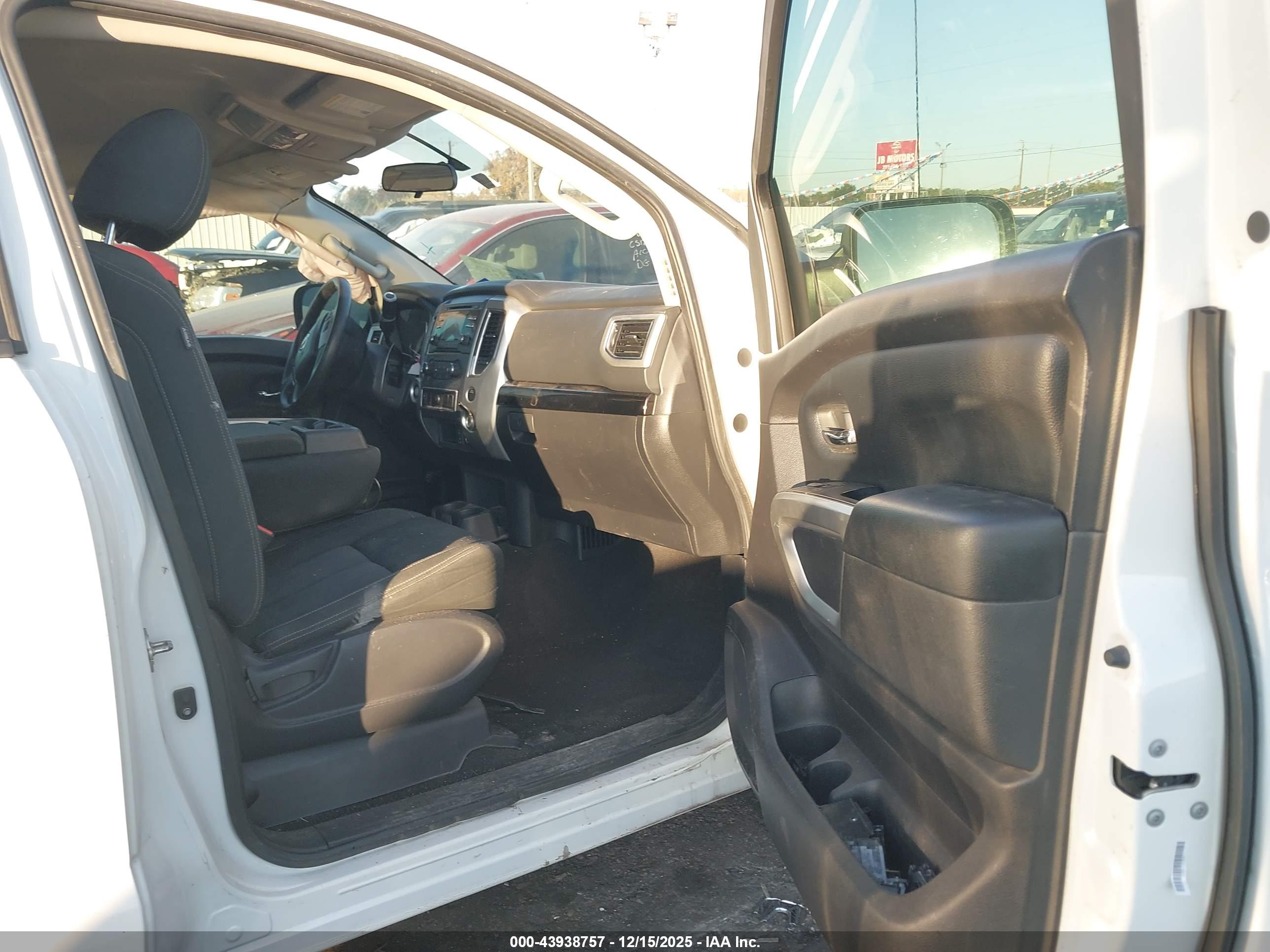 NISSAN TITAN image 5