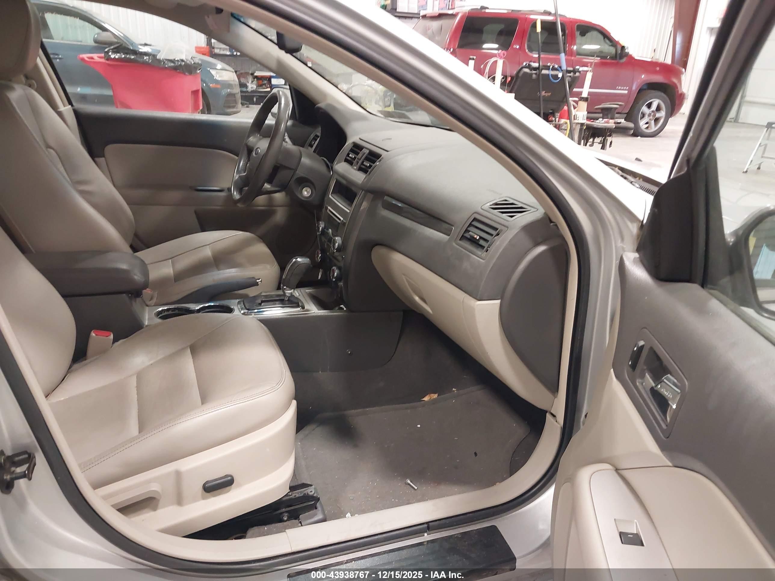 FORD FUSION image 5