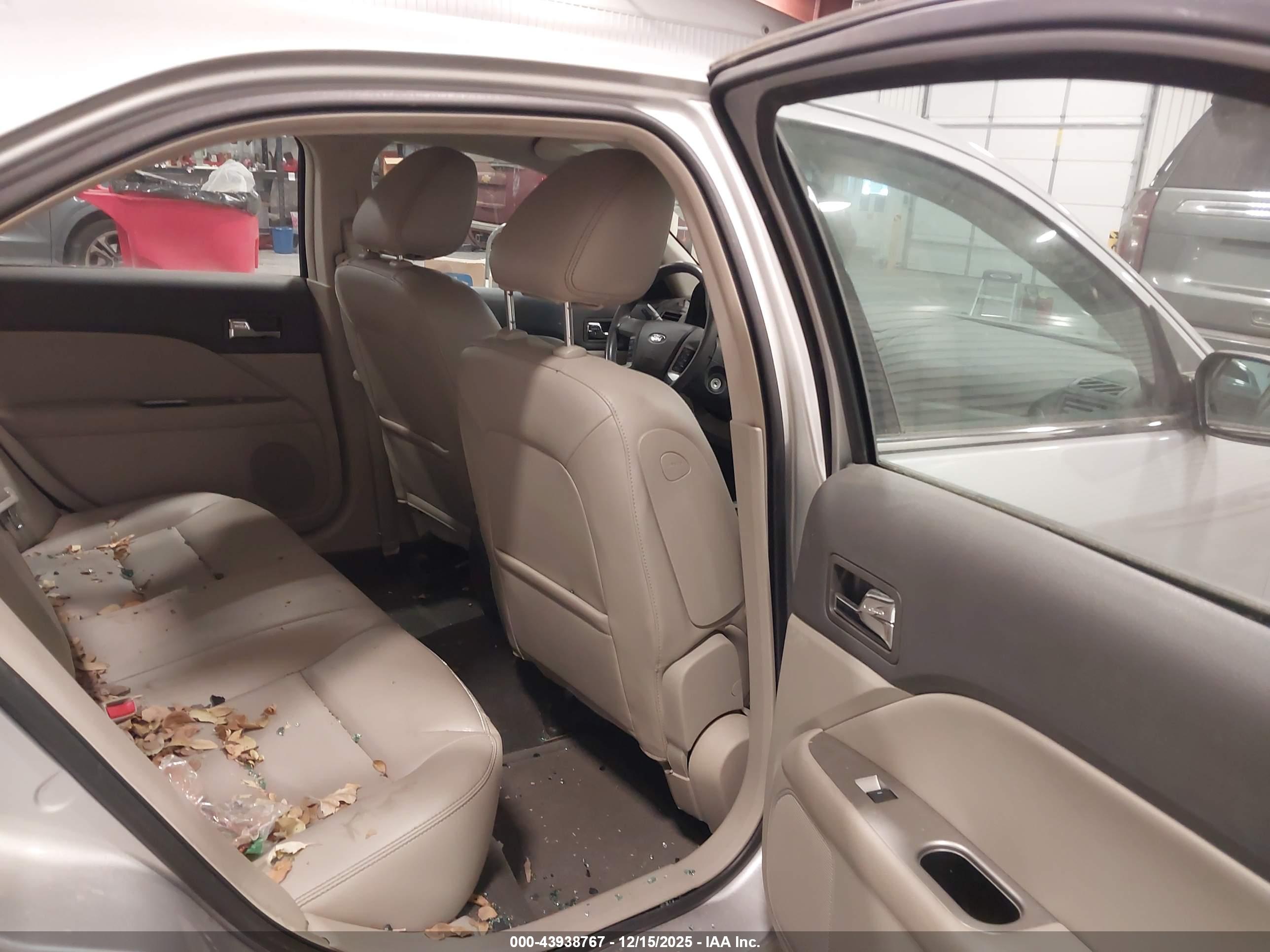 FORD FUSION image 8