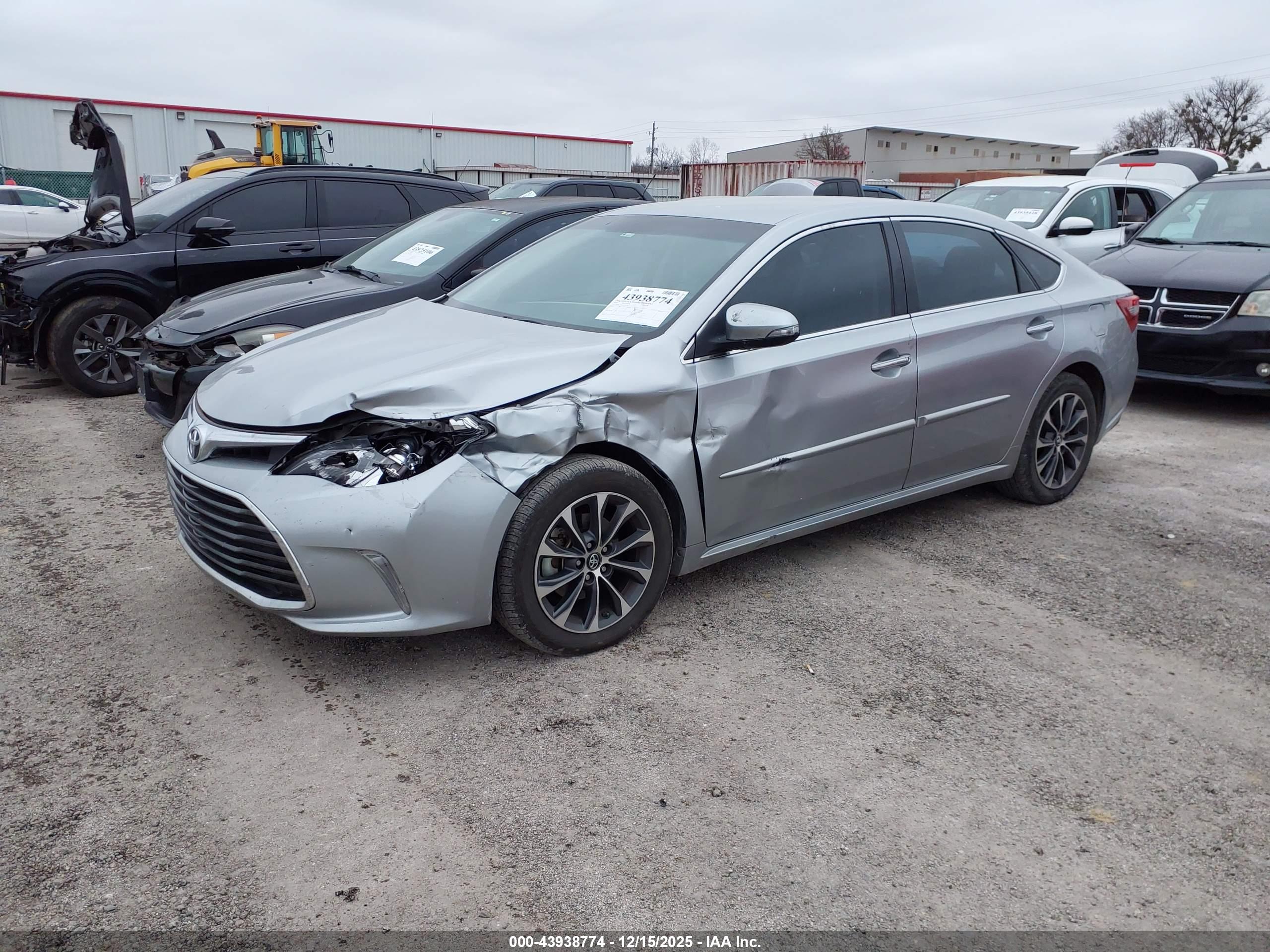 TOYOTA AVALON image 2