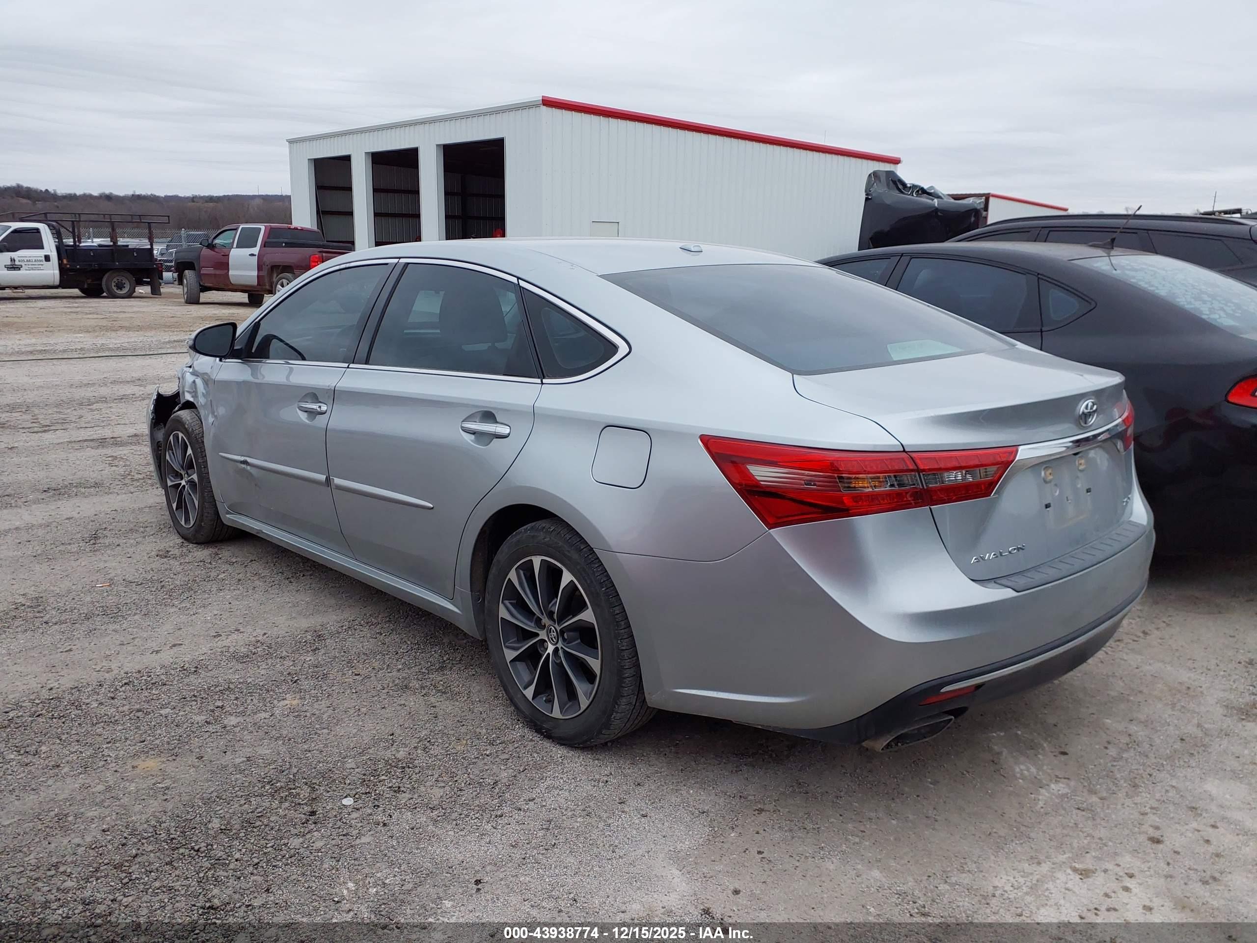TOYOTA AVALON image 3