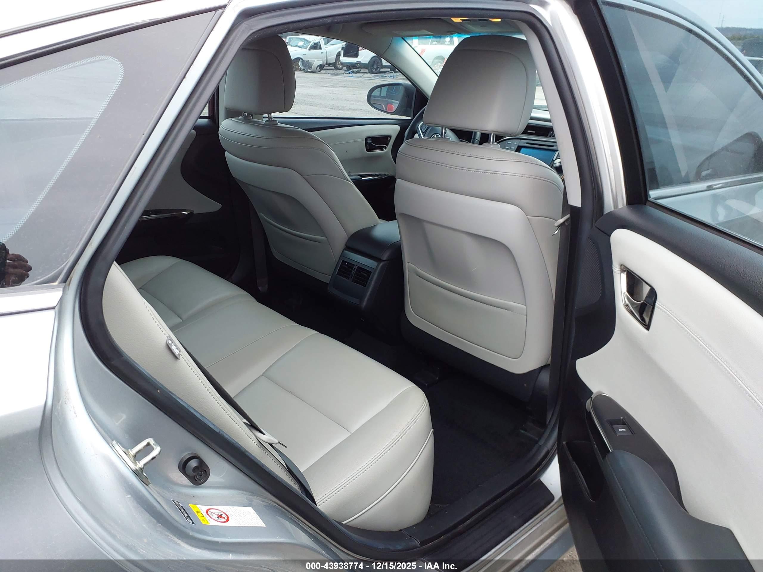 TOYOTA AVALON image 8