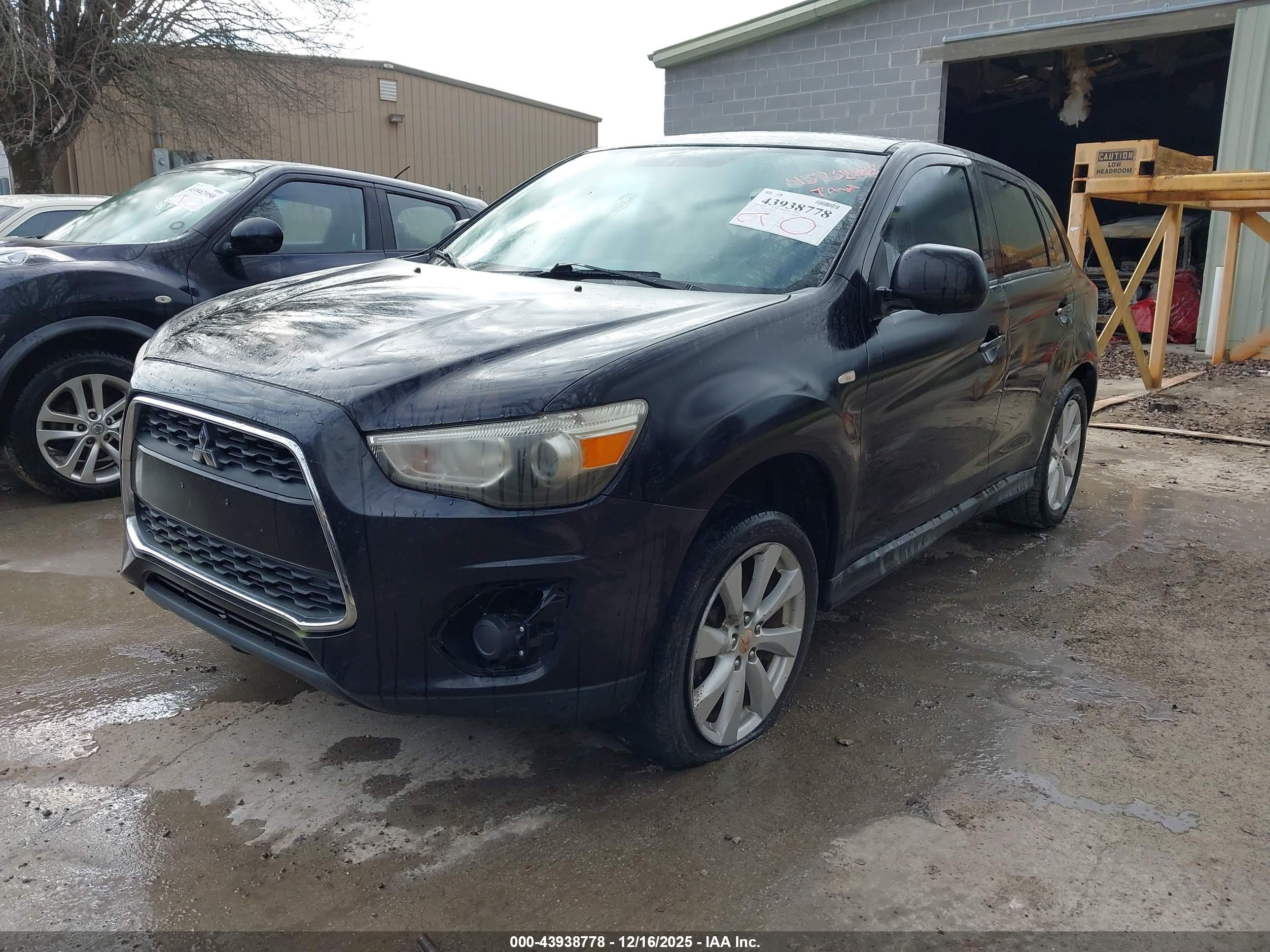 MITSUBISHI OUTLANDER image 2