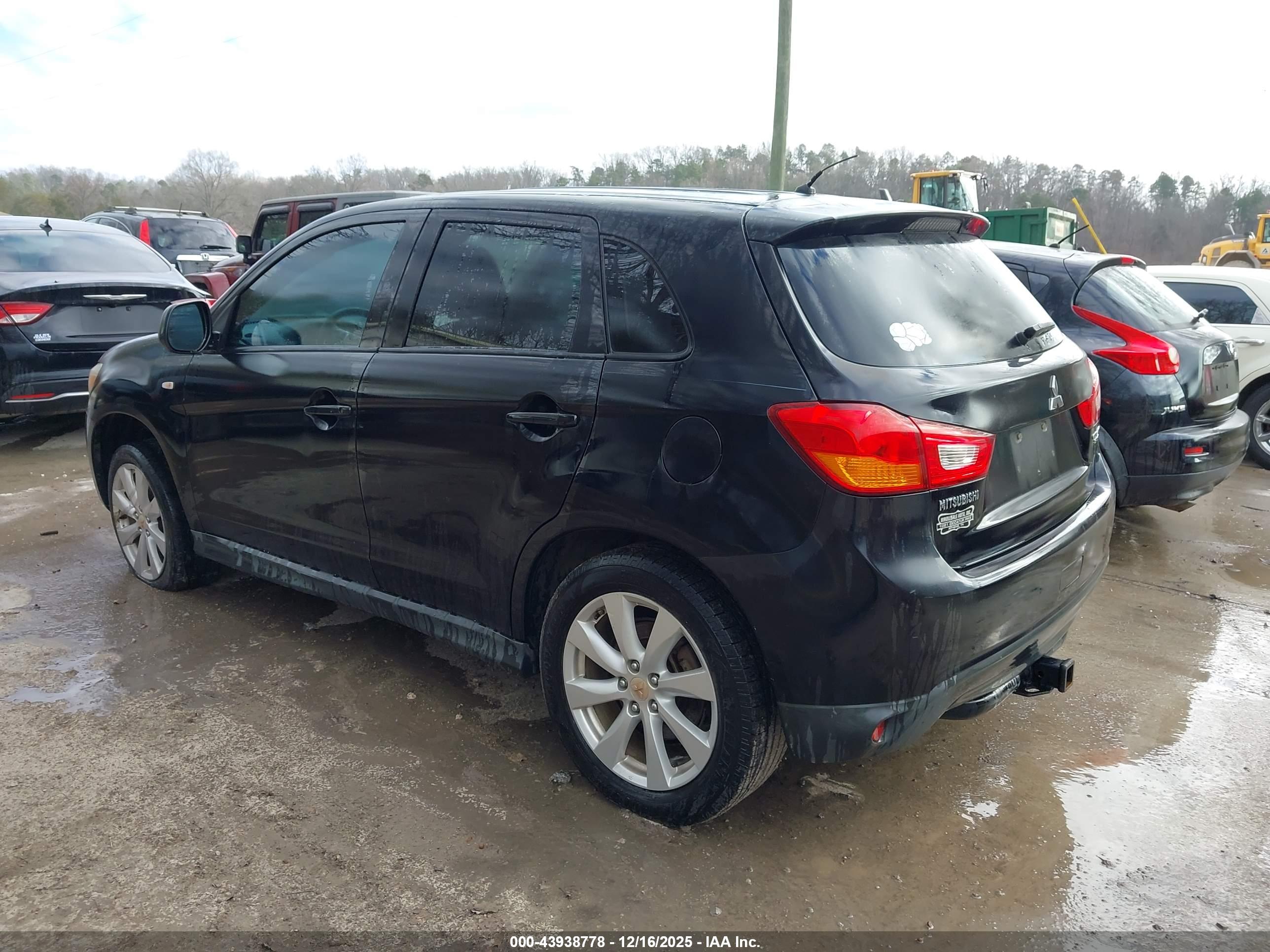 MITSUBISHI OUTLANDER image 3