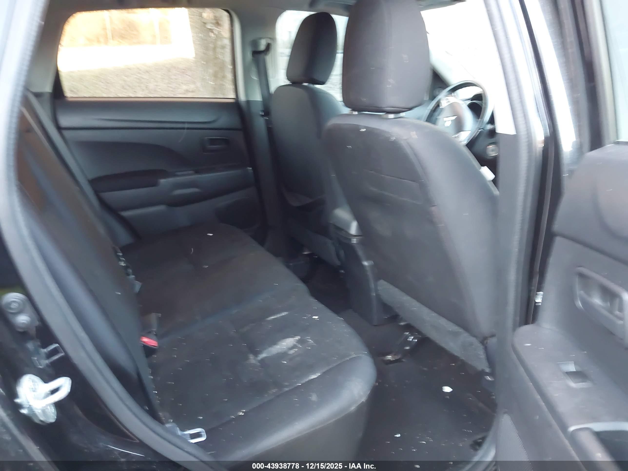 MITSUBISHI OUTLANDER image 8