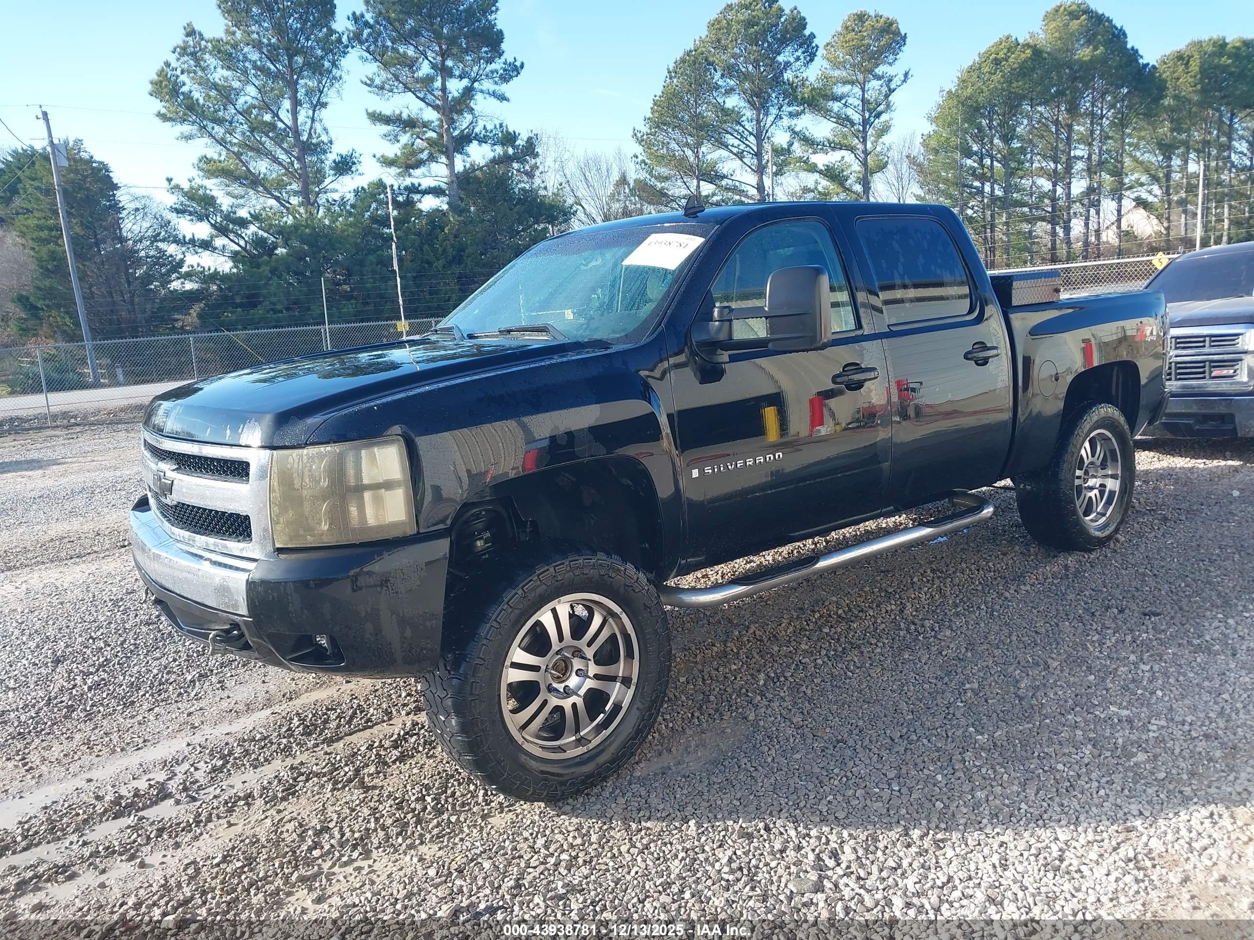 CHEVROLET SILVERADO image 2