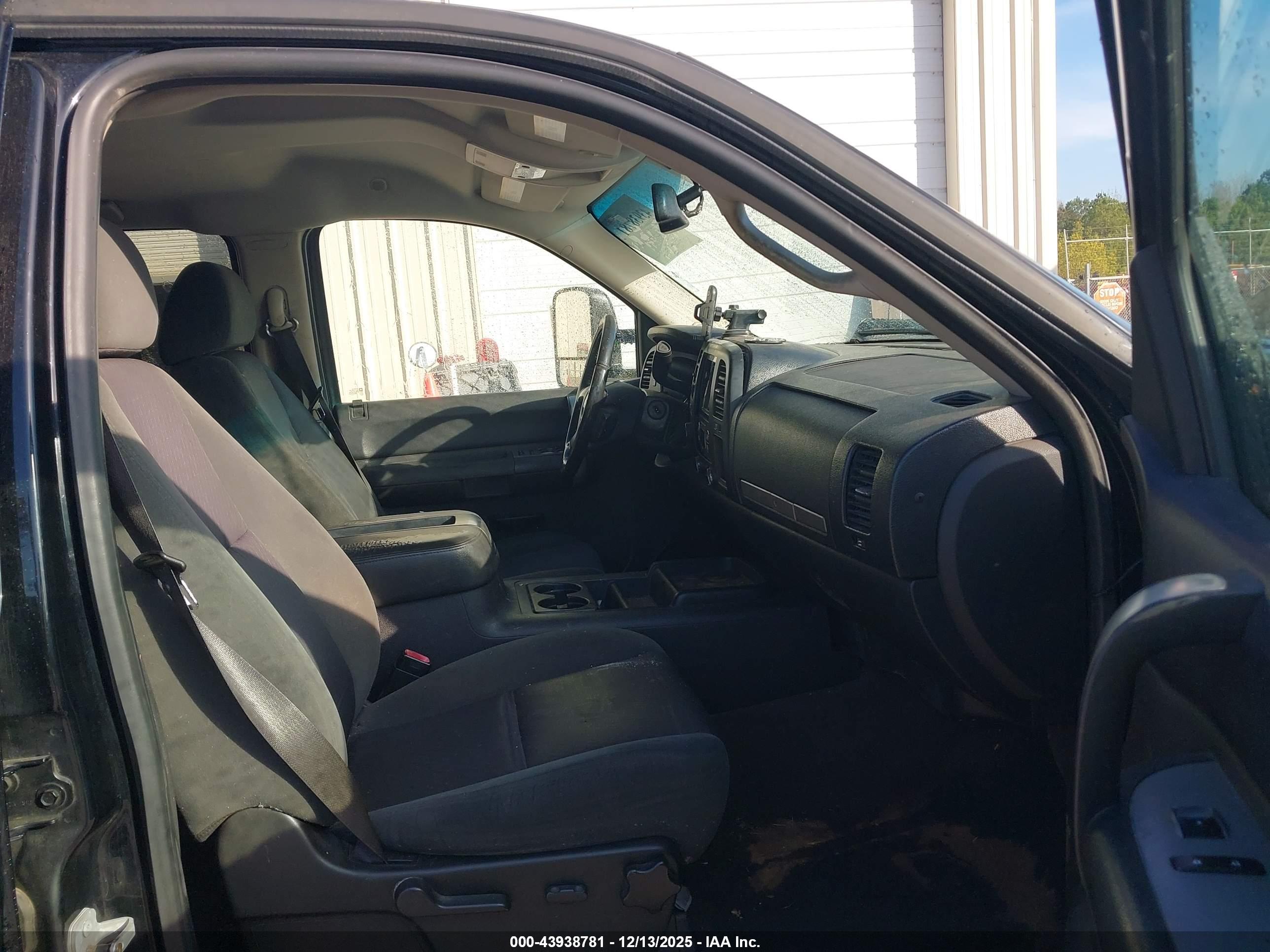 CHEVROLET SILVERADO image 5