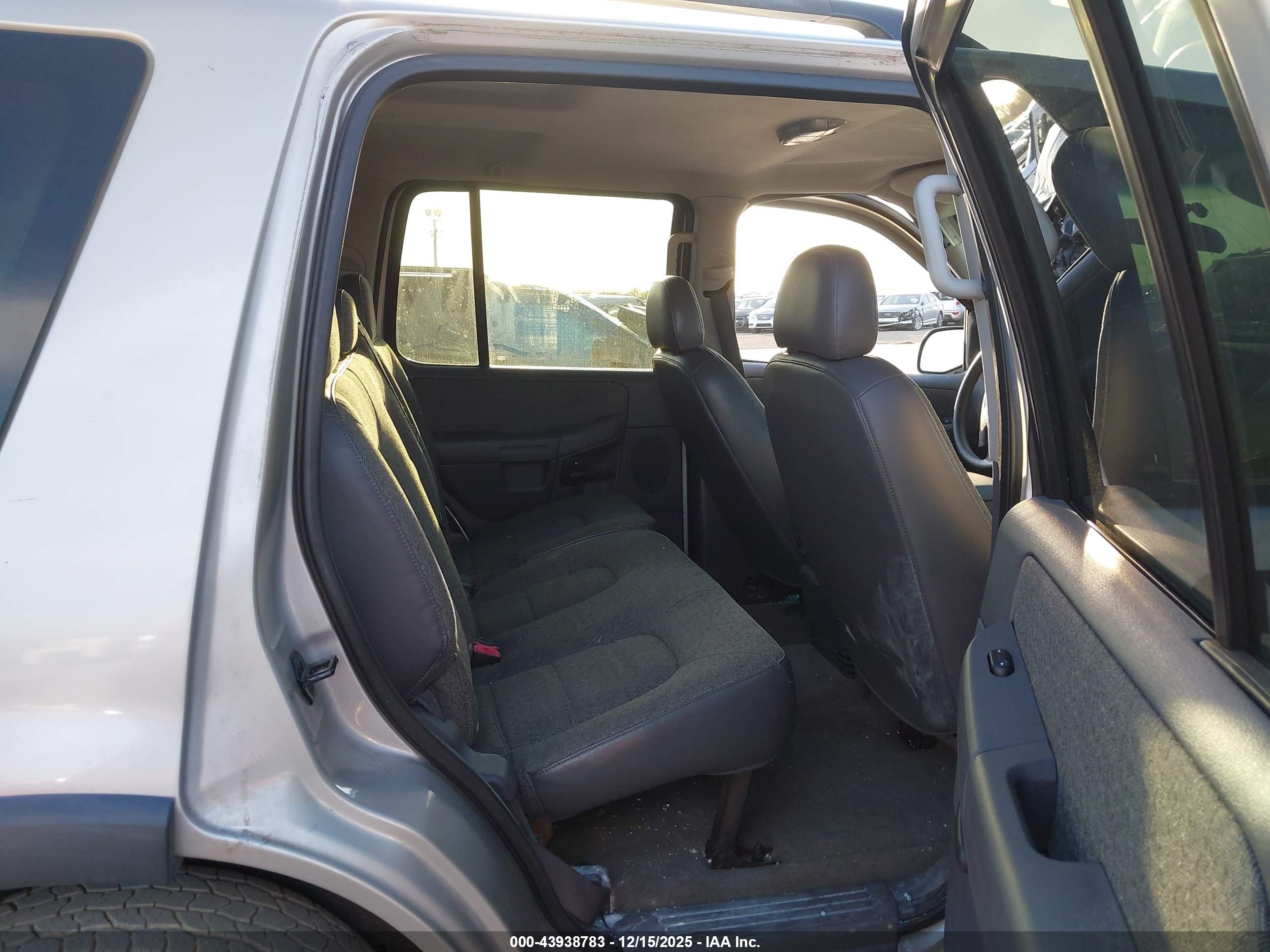 FORD EXPLORER image 8
