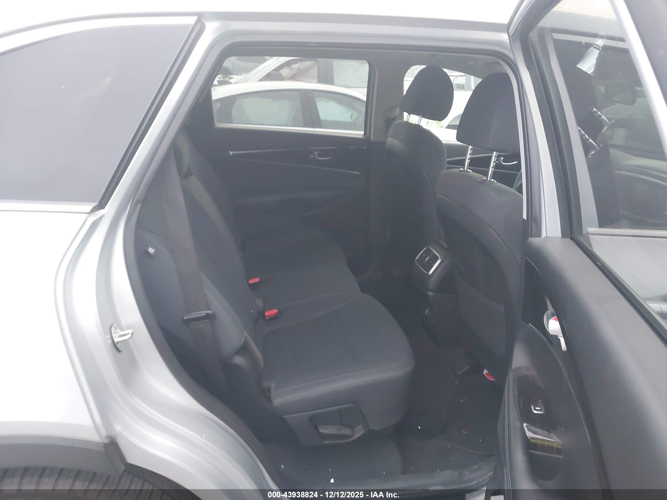 KIA SORENTO image 8