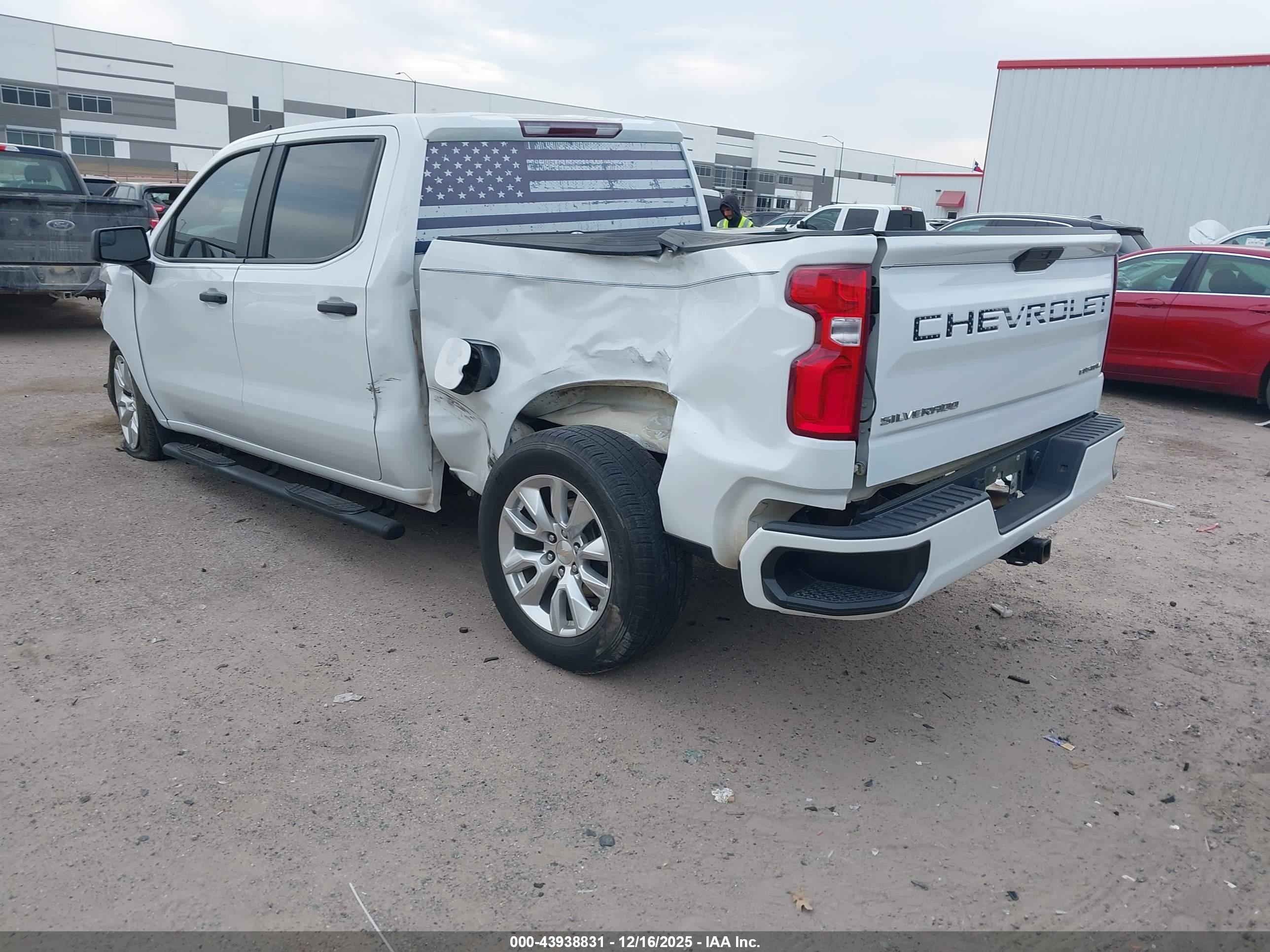 CHEVROLET SILVERADO image 3