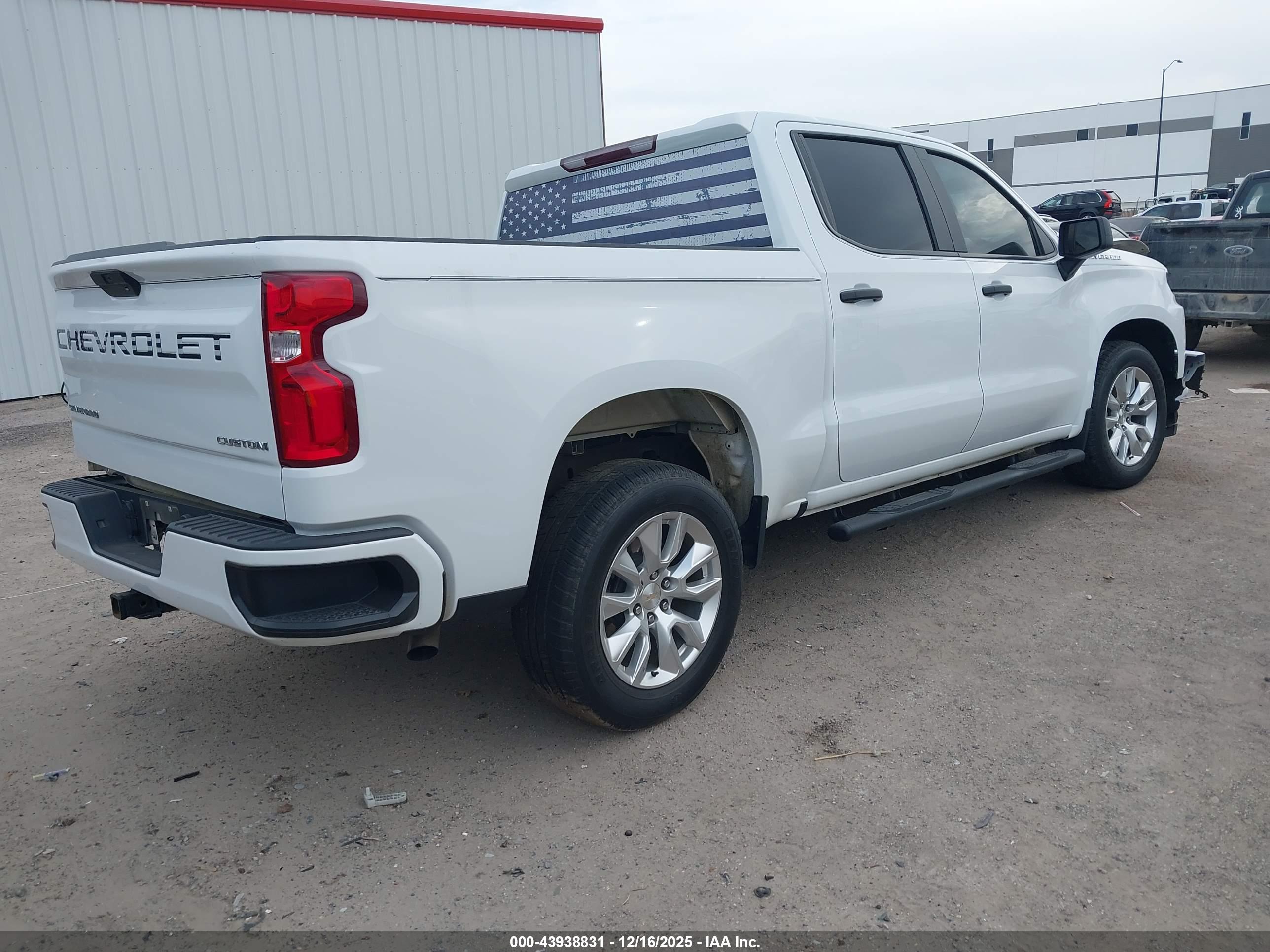 CHEVROLET SILVERADO image 4